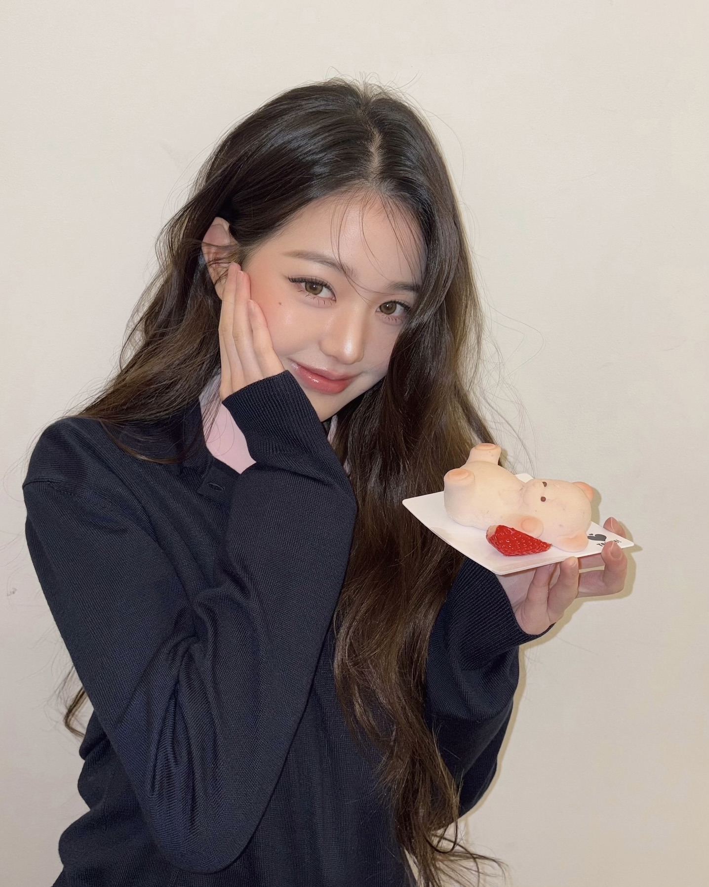 새 스타일? 염색이 답이지💇🏻‍♀️🤎
웜쿨 모두Ok, 홍조에도 찰떡인 브라운 컬러 참고해보세요✔️ 이미지