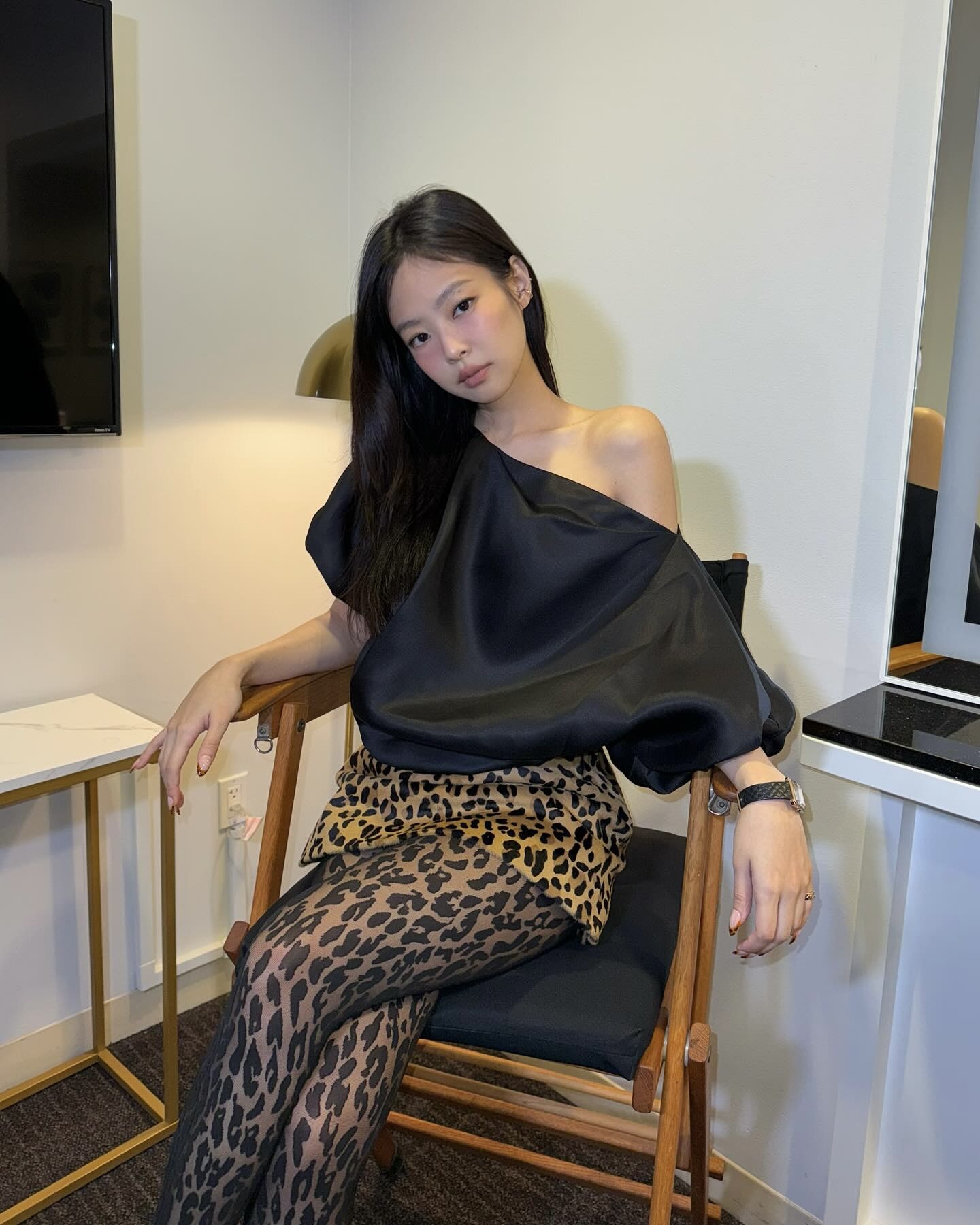양쪽 다 가릴 필요 없어😉🪄
한쪽만 가려도 충분히 매력적이니 꼭 참고해보세요✔️ 이미지4