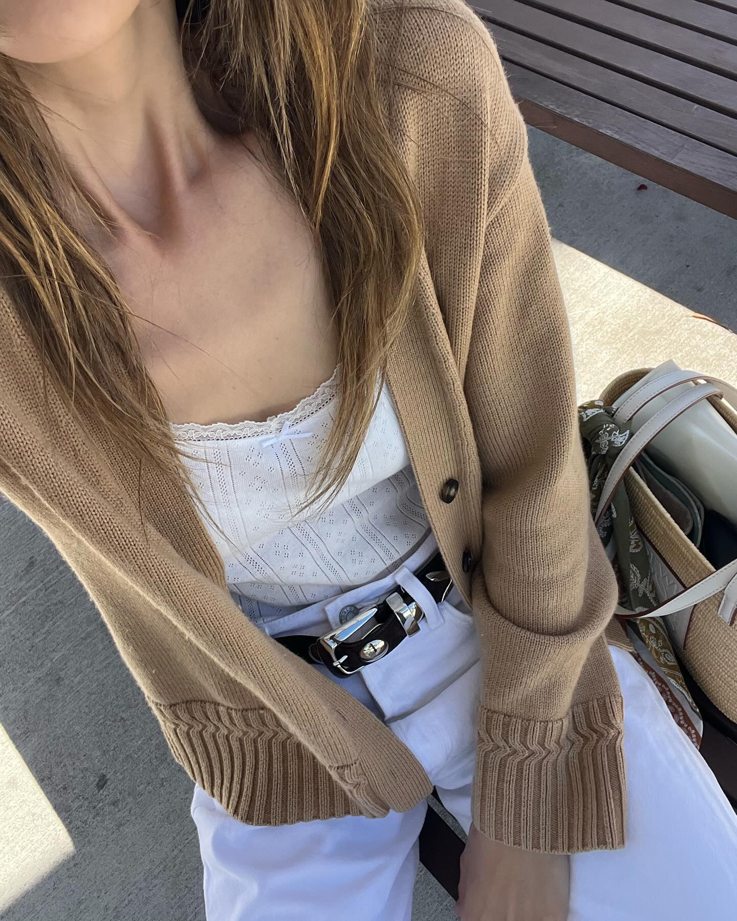 생각보다 쉬운 포인텔 아이템🫧
이번 여름 시도해볼 타이밍, 입문부터 알려드릴께요.

‘Pointelle’은 점 모양의 구멍이 반복되는 니트 짜임으로, 원래는 속옷이나 유아복에 사용되었으나 70~80년대 여성복에 도입되며 하이엔드부터 SPA 브랜드까지 여름철 페미닌 룩에 폭넓게 활용되고 있습니다. 

1. 입문편, 나시 + 가디건 조합
처음이라면 포인텔 나시는 단독으로 입기 부담스럽지만, 가디건으로 살짝 덮어주면 시도 해 볼만 합니다. 가디건은 살짝 크롭으로, 나시는 너무 타이트하지 않게. ‘여유 있는 핏’이 핵심입니다.

2. 적응편, 긴팔 포인텔 탑
이쯤 되면, 포인텔에 조금 익숙해질 타이밍입니다. 포인텔 긴팔 탑은 반팔보다 오히려 더 여리하게 연출됩니다. 은은한 펀칭이 어깨라인, 팔뚝 실루엣을 부드럽게 감싸줍니다. 니트 소재라도 너무 밀도 높은 짜임은 답답해 보일 수 있습니다. 빈틈 많은 짜임을 고르세요.

3. 과감편, 반팔 포인텔 탑 + 팬츠 셋업
반팔 포인텔 탑은 니트처럼 보이지만 입으면 티셔츠보다 가볍고 시원합니다. 여기까지 왔다면, 이제는 포인텔 팬츠까지도 괜찮습니다. 너무 달라붙는 핏보다, 살짝 여유 있는 핏이 안정적입니다. 단 비침 주의, 이너는 무조건 스킨톤으로 입어주세요. 

포인텔은 ‘보여주기 위한 노출’이 아닙니다. 섬세한 디테일과 빈틈이 만드는 여유를 입는 것입니다. 시작은 나시부터, 끝은 팬츠까지. 이번 여름, 충분히 시도해볼 만합니다. 이미지2