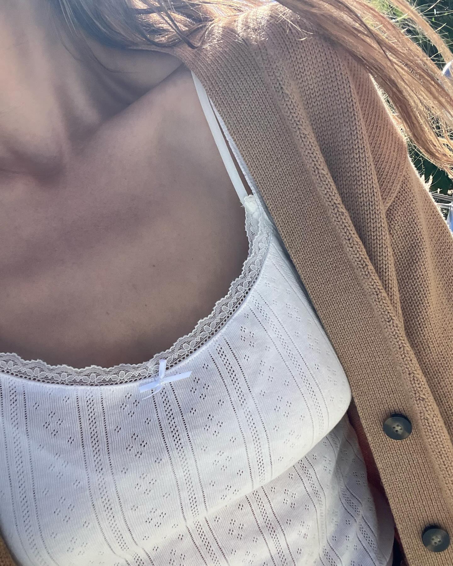 생각보다 쉬운 포인텔 아이템🫧
이번 여름 시도해볼 타이밍, 입문부터 알려드릴께요.

‘Pointelle’은 점 모양의 구멍이 반복되는 니트 짜임으로, 원래는 속옷이나 유아복에 사용되었으나 70~80년대 여성복에 도입되며 하이엔드부터 SPA 브랜드까지 여름철 페미닌 룩에 폭넓게 활용되고 있습니다. 

1. 입문편, 나시 + 가디건 조합
처음이라면 포인텔 나시는 단독으로 입기 부담스럽지만, 가디건으로 살짝 덮어주면 시도 해 볼만 합니다. 가디건은 살짝 크롭으로, 나시는 너무 타이트하지 않게. ‘여유 있는 핏’이 핵심입니다.

2. 적응편, 긴팔 포인텔 탑
이쯤 되면, 포인텔에 조금 익숙해질 타이밍입니다. 포인텔 긴팔 탑은 반팔보다 오히려 더 여리하게 연출됩니다. 은은한 펀칭이 어깨라인, 팔뚝 실루엣을 부드럽게 감싸줍니다. 니트 소재라도 너무 밀도 높은 짜임은 답답해 보일 수 있습니다. 빈틈 많은 짜임을 고르세요.

3. 과감편, 반팔 포인텔 탑 + 팬츠 셋업
반팔 포인텔 탑은 니트처럼 보이지만 입으면 티셔츠보다 가볍고 시원합니다. 여기까지 왔다면, 이제는 포인텔 팬츠까지도 괜찮습니다. 너무 달라붙는 핏보다, 살짝 여유 있는 핏이 안정적입니다. 단 비침 주의, 이너는 무조건 스킨톤으로 입어주세요. 

포인텔은 ‘보여주기 위한 노출’이 아닙니다. 섬세한 디테일과 빈틈이 만드는 여유를 입는 것입니다. 시작은 나시부터, 끝은 팬츠까지. 이번 여름, 충분히 시도해볼 만합니다. 이미지3