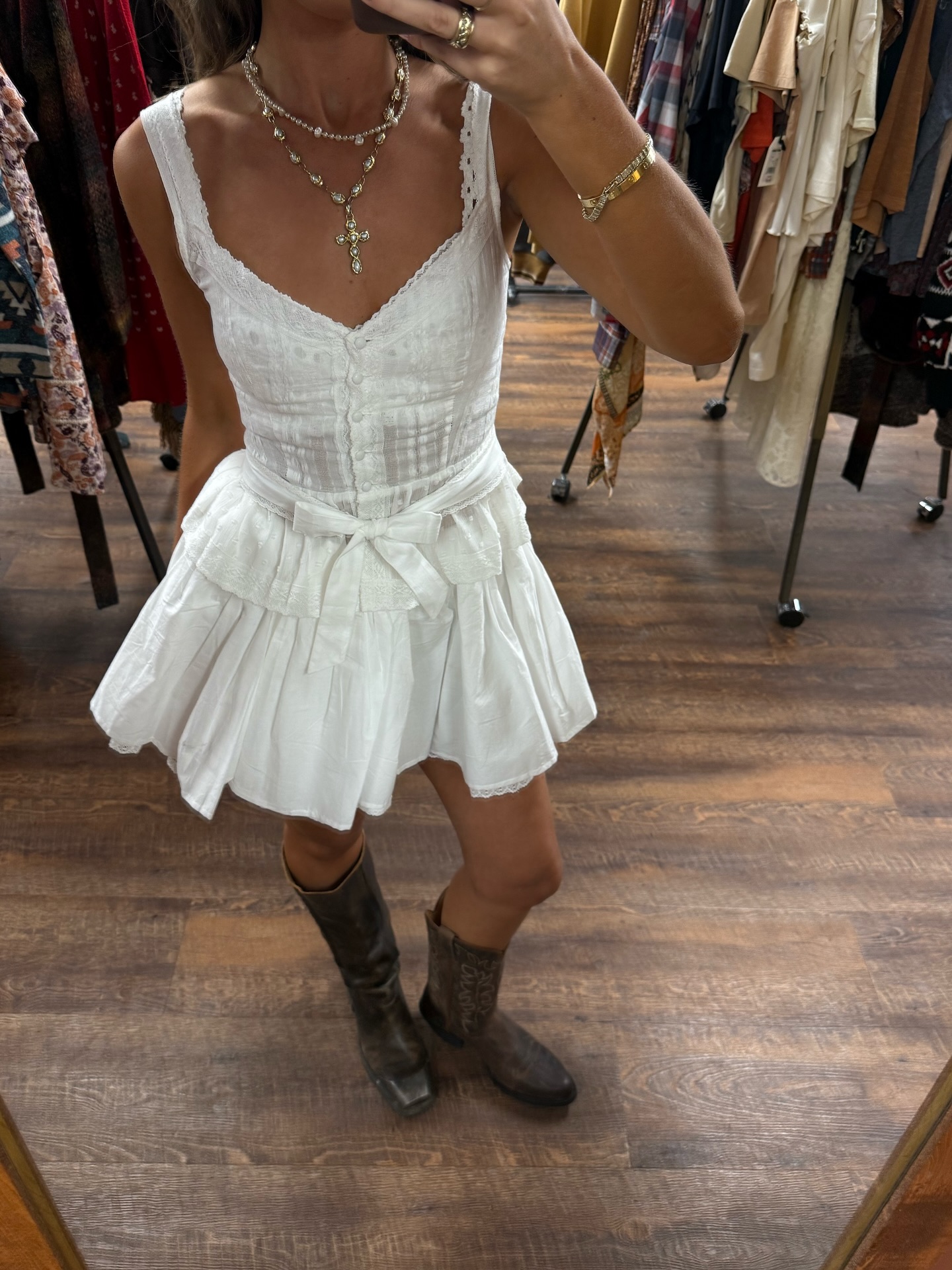 부츠엔 어떤 코디가 어울릴까?👢
원피스부터 셋업까지, 무드 따라 골라 입자💖

여름이라고 부츠를 포기할 순 없죠. 분위기와 날씨에 맞게 코디하면, 시원하면서도 스타일리시한 룩을 완성할 수 있어요. 미니 원피스와 매치하면 사랑스럽고, 투피스나 셋업과 함께하면 발랄한 분위기를 연출할 수 있습니다.

더워보이지 않도록 밝은 컬러나 얇은 소재의 아이템을 선택해, 귀엽고 캐주얼한 스타일을 다양하게 즐겨보세요. 이미지6
