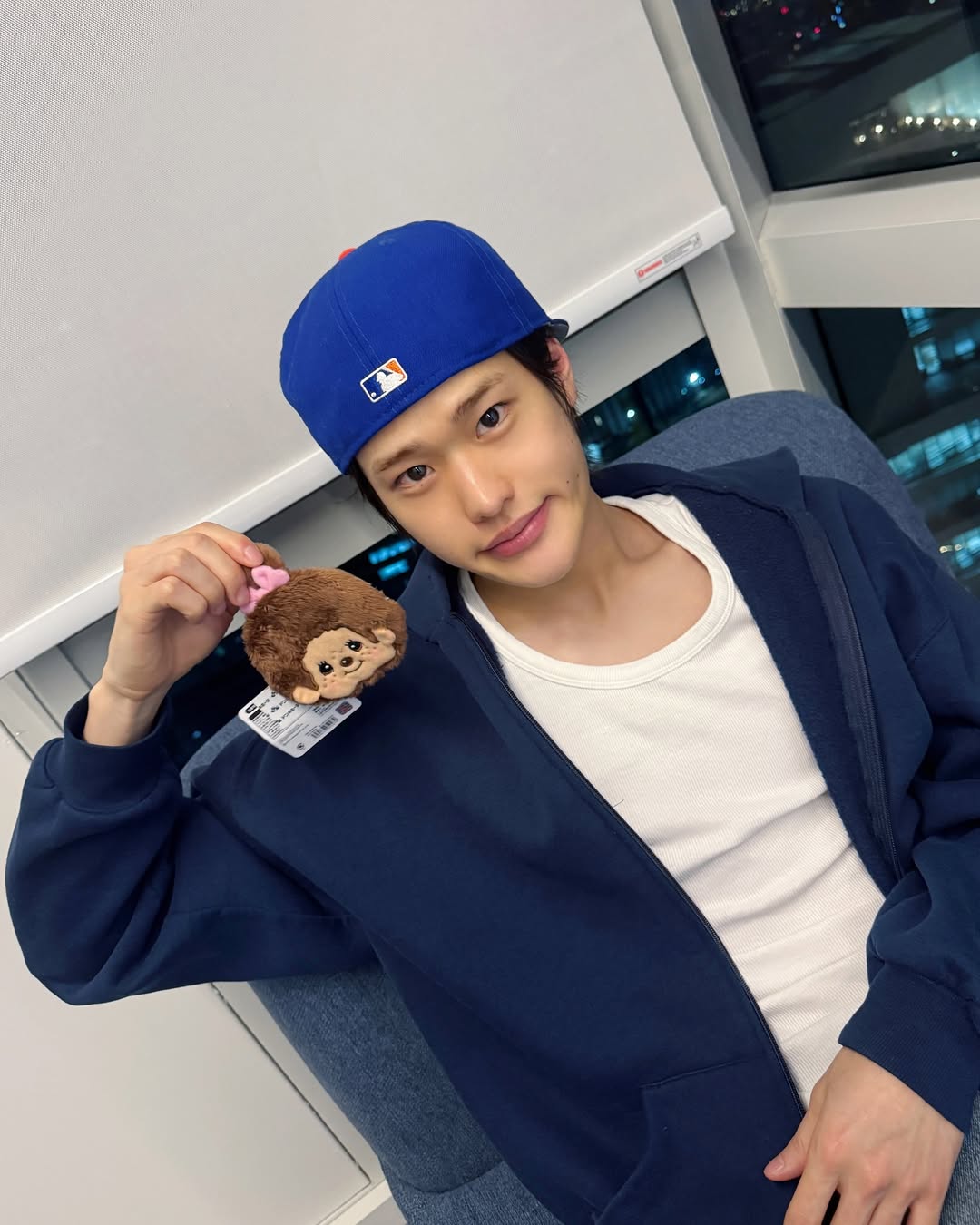뉴에라는 뒤로 쓰세요🧢 이미지