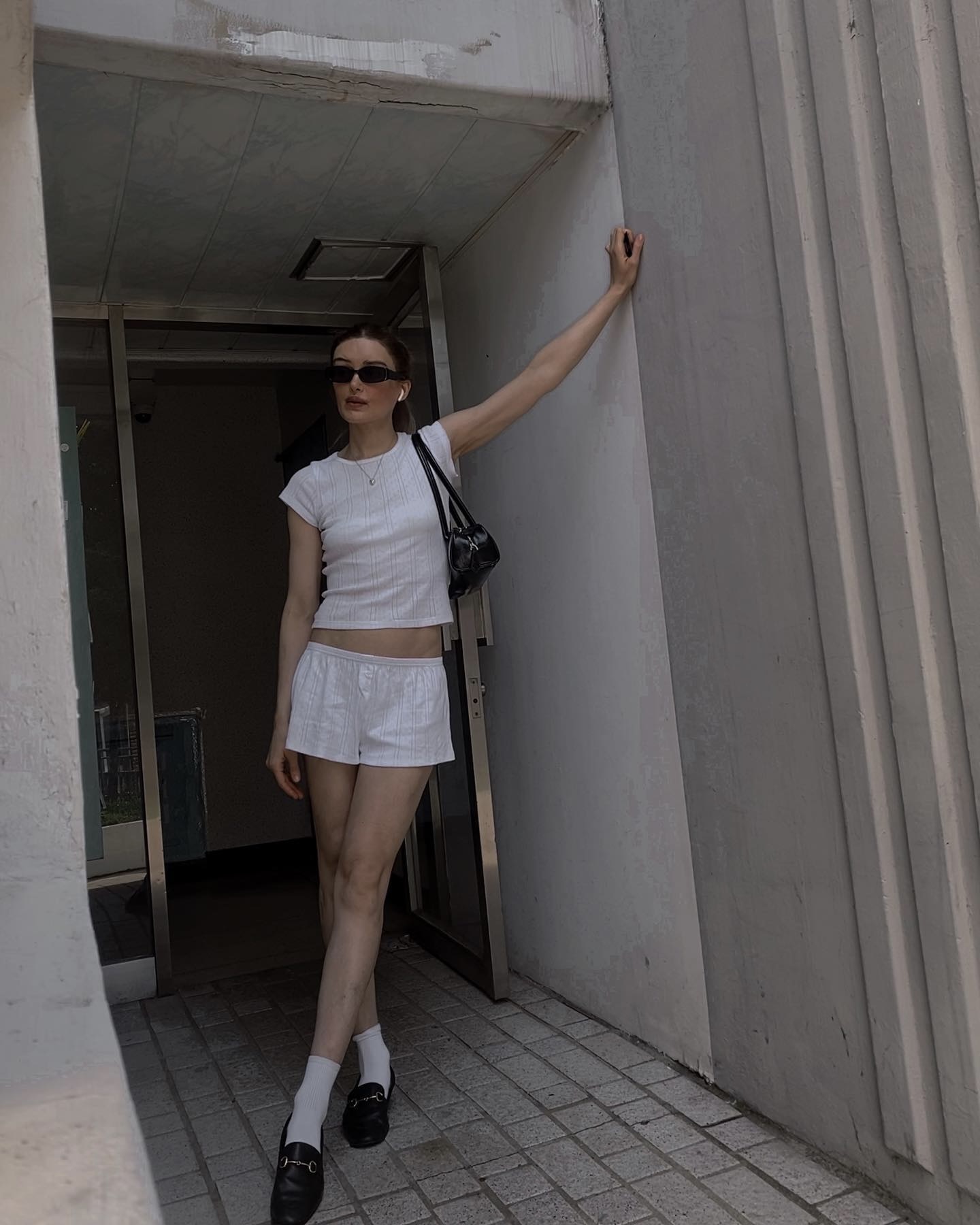 생각보다 쉬운 포인텔 아이템🫧
이번 여름 시도해볼 타이밍, 입문부터 알려드릴께요.

‘Pointelle’은 점 모양의 구멍이 반복되는 니트 짜임으로, 원래는 속옷이나 유아복에 사용되었으나 70~80년대 여성복에 도입되며 하이엔드부터 SPA 브랜드까지 여름철 페미닌 룩에 폭넓게 활용되고 있습니다. 

1. 입문편, 나시 + 가디건 조합
처음이라면 포인텔 나시는 단독으로 입기 부담스럽지만, 가디건으로 살짝 덮어주면 시도 해 볼만 합니다. 가디건은 살짝 크롭으로, 나시는 너무 타이트하지 않게. ‘여유 있는 핏’이 핵심입니다.

2. 적응편, 긴팔 포인텔 탑
이쯤 되면, 포인텔에 조금 익숙해질 타이밍입니다. 포인텔 긴팔 탑은 반팔보다 오히려 더 여리하게 연출됩니다. 은은한 펀칭이 어깨라인, 팔뚝 실루엣을 부드럽게 감싸줍니다. 니트 소재라도 너무 밀도 높은 짜임은 답답해 보일 수 있습니다. 빈틈 많은 짜임을 고르세요.

3. 과감편, 반팔 포인텔 탑 + 팬츠 셋업
반팔 포인텔 탑은 니트처럼 보이지만 입으면 티셔츠보다 가볍고 시원합니다. 여기까지 왔다면, 이제는 포인텔 팬츠까지도 괜찮습니다. 너무 달라붙는 핏보다, 살짝 여유 있는 핏이 안정적입니다. 단 비침 주의, 이너는 무조건 스킨톤으로 입어주세요. 

포인텔은 ‘보여주기 위한 노출’이 아닙니다. 섬세한 디테일과 빈틈이 만드는 여유를 입는 것입니다. 시작은 나시부터, 끝은 팬츠까지. 이번 여름, 충분히 시도해볼 만합니다. 이미지8