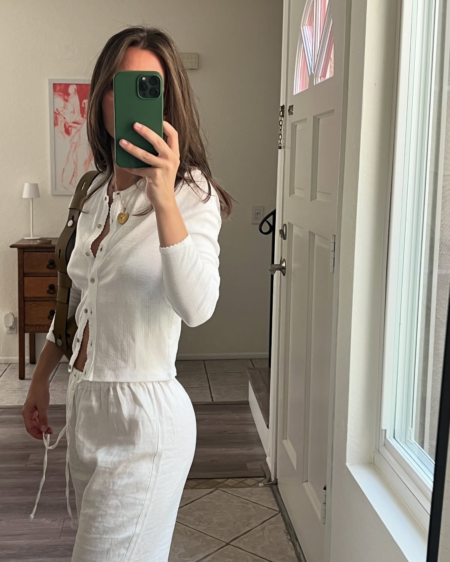 생각보다 쉬운 포인텔 아이템🫧
이번 여름 시도해볼 타이밍, 입문부터 알려드릴께요.

‘Pointelle’은 점 모양의 구멍이 반복되는 니트 짜임으로, 원래는 속옷이나 유아복에 사용되었으나 70~80년대 여성복에 도입되며 하이엔드부터 SPA 브랜드까지 여름철 페미닌 룩에 폭넓게 활용되고 있습니다. 

1. 입문편, 나시 + 가디건 조합
처음이라면 포인텔 나시는 단독으로 입기 부담스럽지만, 가디건으로 살짝 덮어주면 시도 해 볼만 합니다. 가디건은 살짝 크롭으로, 나시는 너무 타이트하지 않게. ‘여유 있는 핏’이 핵심입니다.

2. 적응편, 긴팔 포인텔 탑
이쯤 되면, 포인텔에 조금 익숙해질 타이밍입니다. 포인텔 긴팔 탑은 반팔보다 오히려 더 여리하게 연출됩니다. 은은한 펀칭이 어깨라인, 팔뚝 실루엣을 부드럽게 감싸줍니다. 니트 소재라도 너무 밀도 높은 짜임은 답답해 보일 수 있습니다. 빈틈 많은 짜임을 고르세요.

3. 과감편, 반팔 포인텔 탑 + 팬츠 셋업
반팔 포인텔 탑은 니트처럼 보이지만 입으면 티셔츠보다 가볍고 시원합니다. 여기까지 왔다면, 이제는 포인텔 팬츠까지도 괜찮습니다. 너무 달라붙는 핏보다, 살짝 여유 있는 핏이 안정적입니다. 단 비침 주의, 이너는 무조건 스킨톤으로 입어주세요. 

포인텔은 ‘보여주기 위한 노출’이 아닙니다. 섬세한 디테일과 빈틈이 만드는 여유를 입는 것입니다. 시작은 나시부터, 끝은 팬츠까지. 이번 여름, 충분히 시도해볼 만합니다. 이미지5