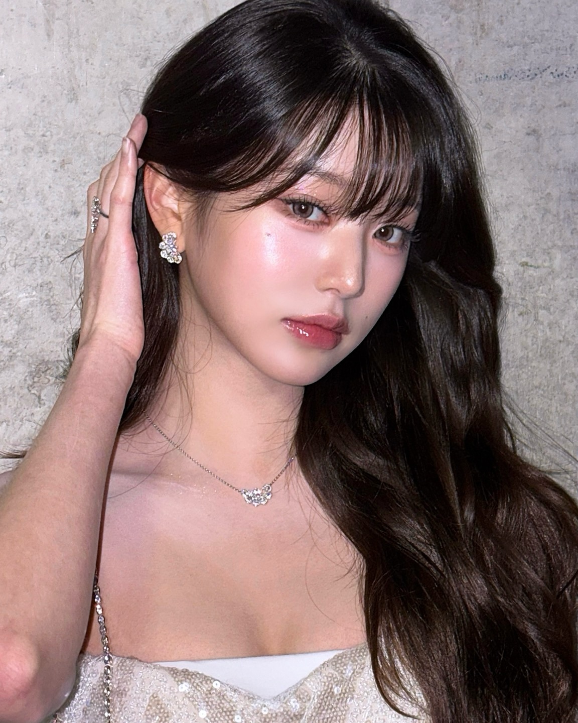 촉촉하게 빛나기💧💖
하이라이터랑 립만으로도 충분한 글로시 메이크업

올여름, 볼륨감 있는 반짝임을 원한다면 이 메이크업을 따라 해보세요.

최근 주목받는 글로시 메이크업은 자연스러운 윤기로 얼굴에 입체감을 살리는 스타일입니다. 광대나 코끝엔 하이라이터로, 립은 글로시 제품으로 쉽게 완성할 수 있습니다. 추천 제품은 슬라이드에서 확인해보세요.

1.하이라이터
힌스 트루 디멘션  래디언스 밤 
샤넬 바움 에쌍씨엘 글로우 스틱 

2.립
디올 어딕트 립 맥시마이저
아워글래스 팬텀 볼류마이징 글로시 밤  이미지