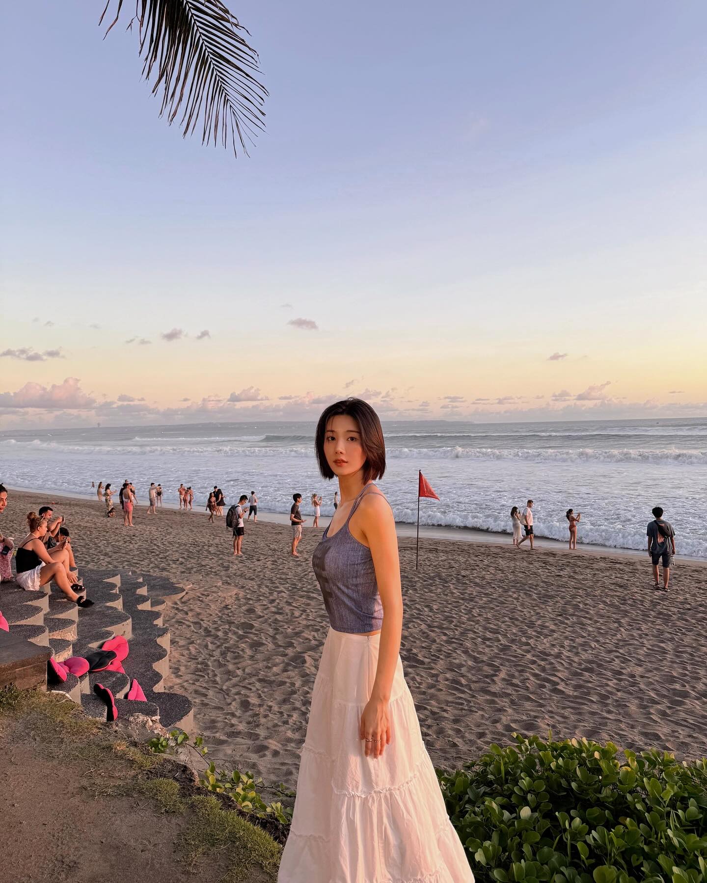 장마 전 주구장창 입을 이 스커트🤍
화사한 화이트 롱스커트로 완성한 여름룩✨ 이미지