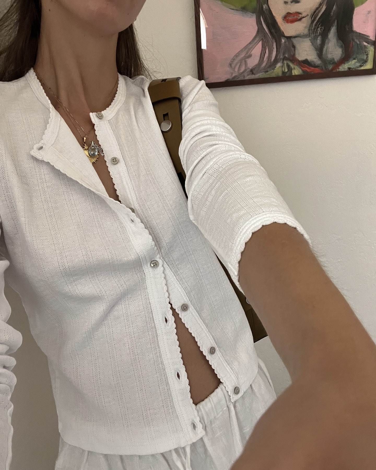 생각보다 쉬운 포인텔 아이템🫧
이번 여름 시도해볼 타이밍, 입문부터 알려드릴께요.

‘Pointelle’은 점 모양의 구멍이 반복되는 니트 짜임으로, 원래는 속옷이나 유아복에 사용되었으나 70~80년대 여성복에 도입되며 하이엔드부터 SPA 브랜드까지 여름철 페미닌 룩에 폭넓게 활용되고 있습니다. 

1. 입문편, 나시 + 가디건 조합
처음이라면 포인텔 나시는 단독으로 입기 부담스럽지만, 가디건으로 살짝 덮어주면 시도 해 볼만 합니다. 가디건은 살짝 크롭으로, 나시는 너무 타이트하지 않게. ‘여유 있는 핏’이 핵심입니다.

2. 적응편, 긴팔 포인텔 탑
이쯤 되면, 포인텔에 조금 익숙해질 타이밍입니다. 포인텔 긴팔 탑은 반팔보다 오히려 더 여리하게 연출됩니다. 은은한 펀칭이 어깨라인, 팔뚝 실루엣을 부드럽게 감싸줍니다. 니트 소재라도 너무 밀도 높은 짜임은 답답해 보일 수 있습니다. 빈틈 많은 짜임을 고르세요.

3. 과감편, 반팔 포인텔 탑 + 팬츠 셋업
반팔 포인텔 탑은 니트처럼 보이지만 입으면 티셔츠보다 가볍고 시원합니다. 여기까지 왔다면, 이제는 포인텔 팬츠까지도 괜찮습니다. 너무 달라붙는 핏보다, 살짝 여유 있는 핏이 안정적입니다. 단 비침 주의, 이너는 무조건 스킨톤으로 입어주세요. 

포인텔은 ‘보여주기 위한 노출’이 아닙니다. 섬세한 디테일과 빈틈이 만드는 여유를 입는 것입니다. 시작은 나시부터, 끝은 팬츠까지. 이번 여름, 충분히 시도해볼 만합니다. 이미지6