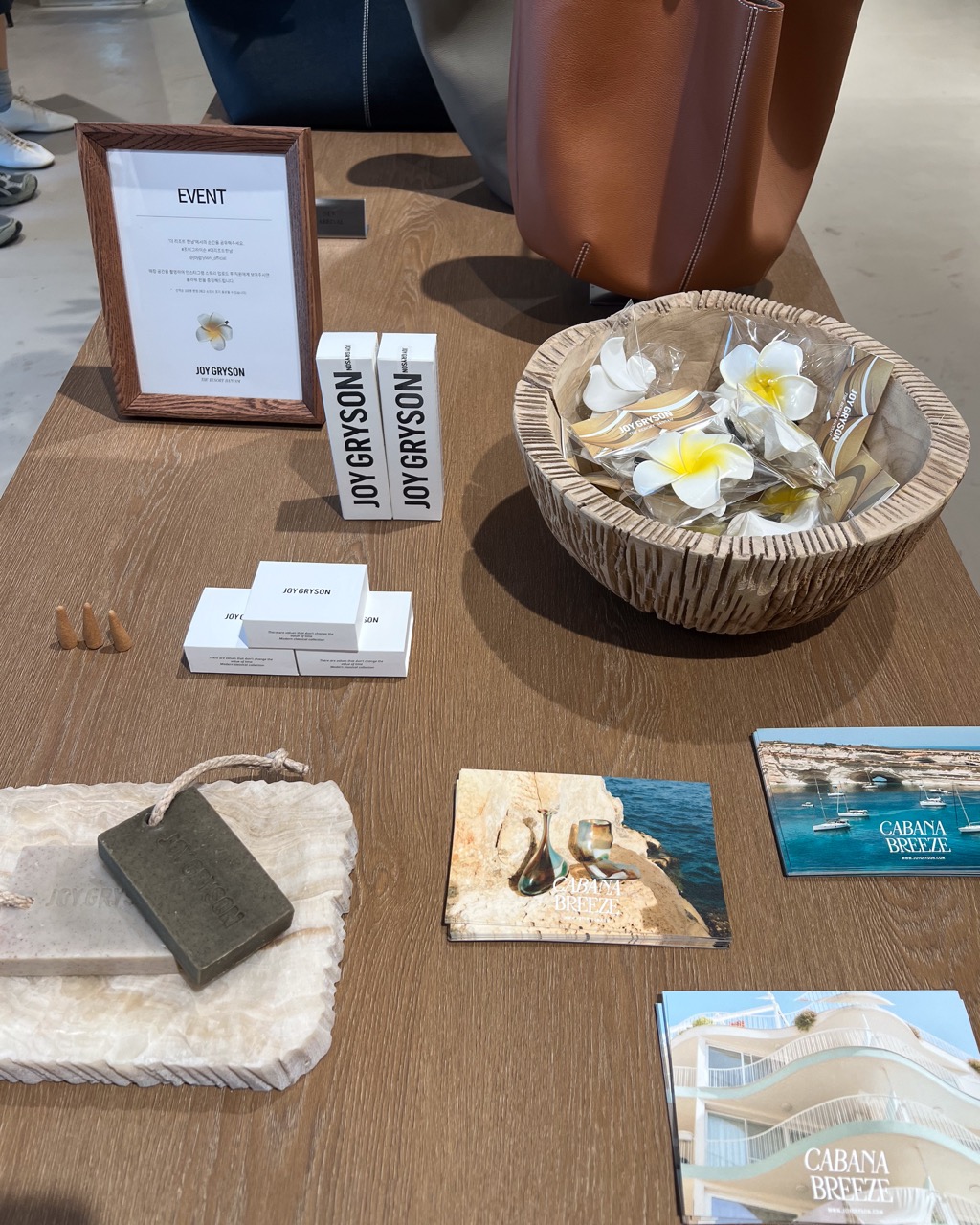 도심 속에서 만나는 지중해 휴양지
조이그라이슨, ‘더 리조트 한남’ 카바나 브리즈 오픈!☀️⛱️
조이그라이슨이 한남동에 새로운 컨셉 스토어 ‘더 리조트 한남’을 열고, 지중해의 여유를 담은 ‘카바나 브리즈’ 공간을 선보입니다. ‘더 리조트 한남’은 도심 속 작은 휴양지를 모티브로 하여, 방문객들에게 특별한 여름 경험을 선사할 예정입니다.
이곳에서는 조이그라이슨의 25 썸머 컬렉션을 직접 만나볼 수 있으며, 프라이빗한 테라스 카페 공간에서 음료를 즐기며 한남동의 정취를 만끽할 수 있습니다.
- 위치: 서울 용산구 이태원로 237 2층
- 일정: 6월 13일(금) 오픈 이미지9