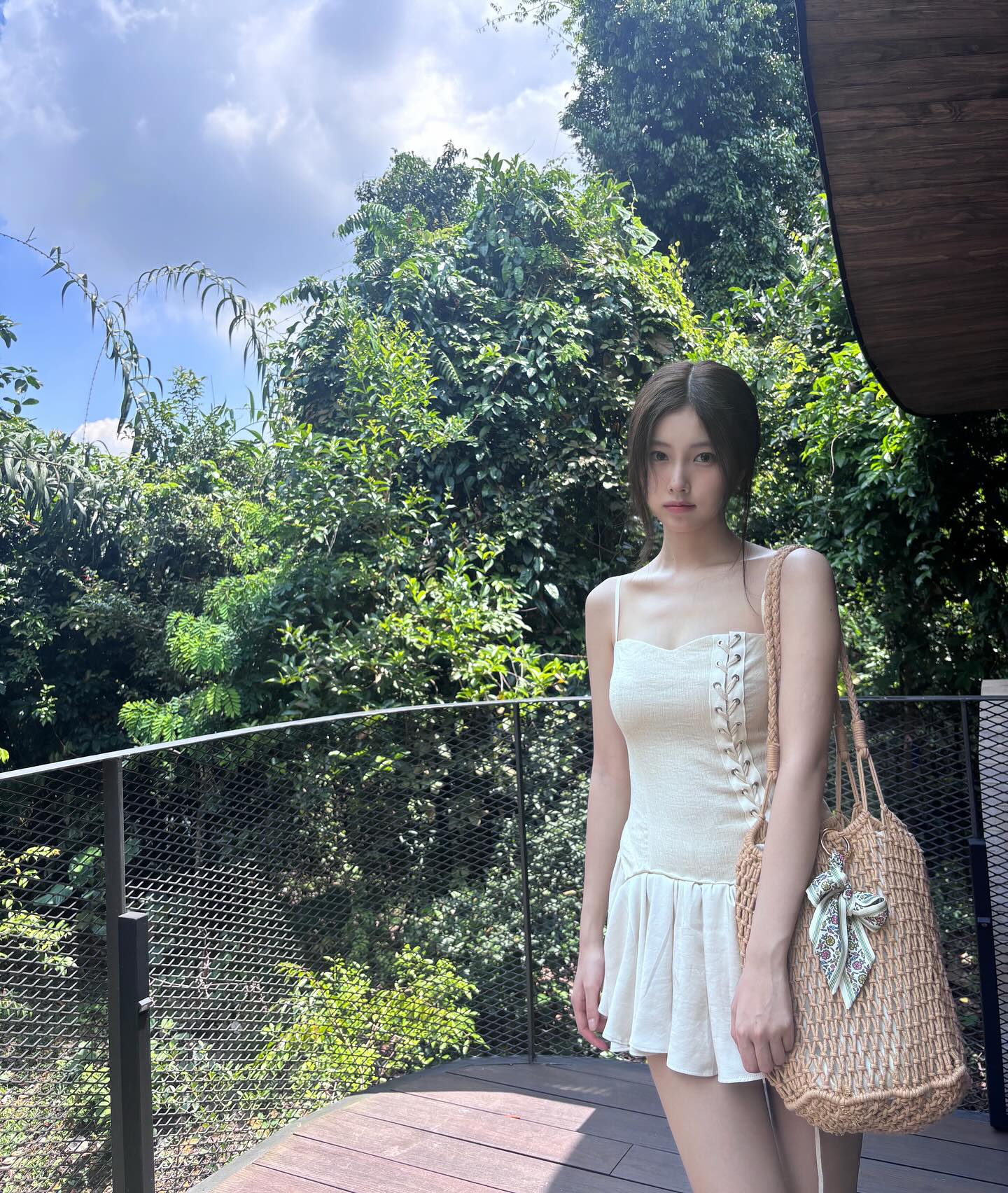 요정이 다녀갔나요?🧚‍♀️
여름 햇살에 어울리는 강혜원의 미니드레스💛

휴양지룩 고민 중이라면, 이 착장 그대로 따라 해도 후회 없을 스타일링! 어떤 제품일까요?

미니 드레스는 카프리슈 셀린 드레스 베이지 제품으로 스니커즈를 매치해 캐주얼한 무드를 더하고, 라탄백에 스카프를 달아 사랑스러운 포인트까지 완성했습니다. 이미지