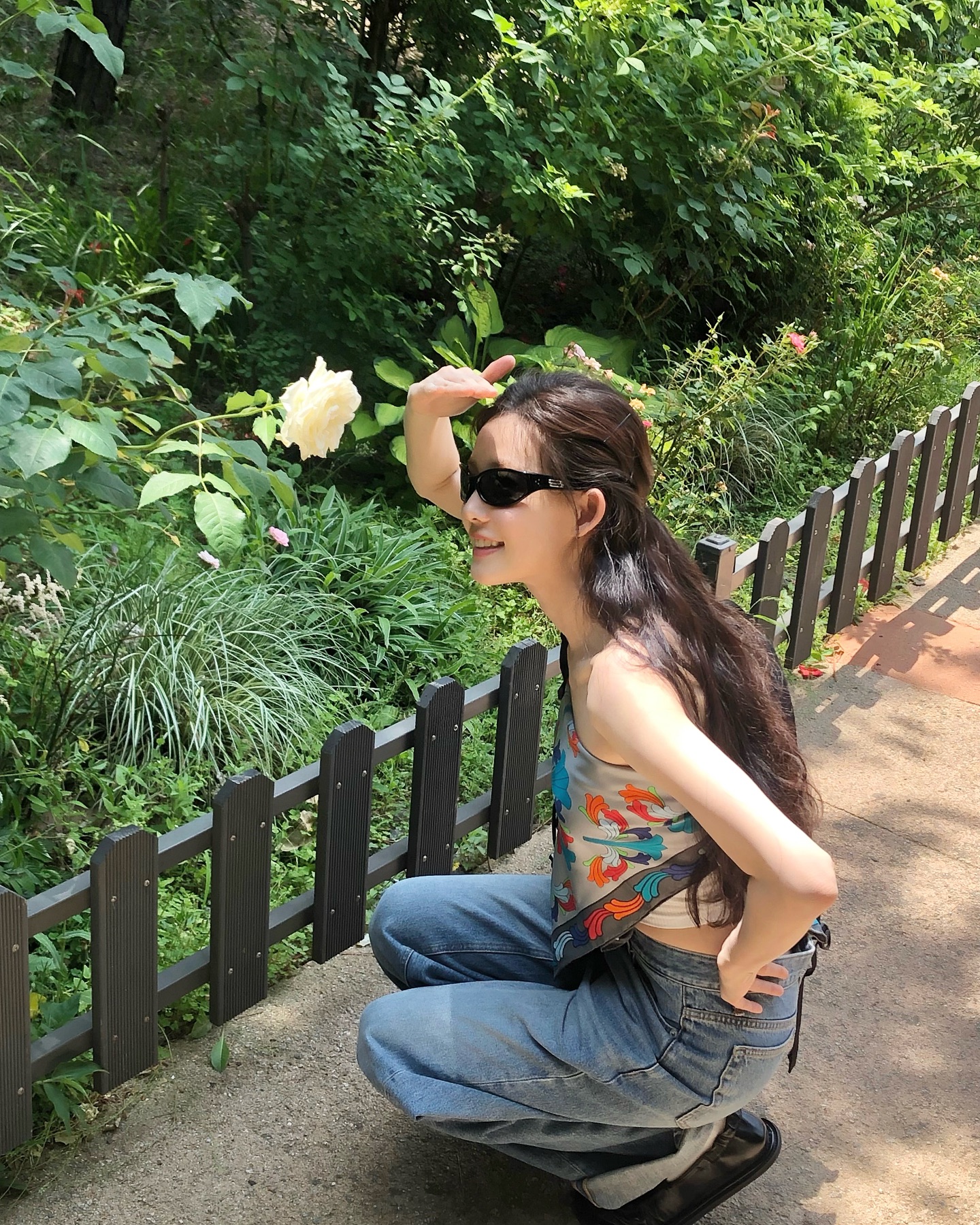 최윤지라서 가능한 약수터코어🩵
약수터룩은 스카프 하나로 힙하고 귀엽게?!

크롬하츠 스카프를 탑으로 연출한 최윤지의 스타일링✨ 여기에 연청 데님 팬츠와 블랙 선글라스를 더해 귀엽고 힙한 약수터룩을 완성했습니다. 시선을 사로잡는 포인트가 가득한 이 착장, 어떤 제품인지 소개해드릴게요🤍

1. 크롬하츠 실링 스카프 그레이 트윌 멀티컬러
2. 젠틀 몬스터 아템포 01 블랙 이미지8
