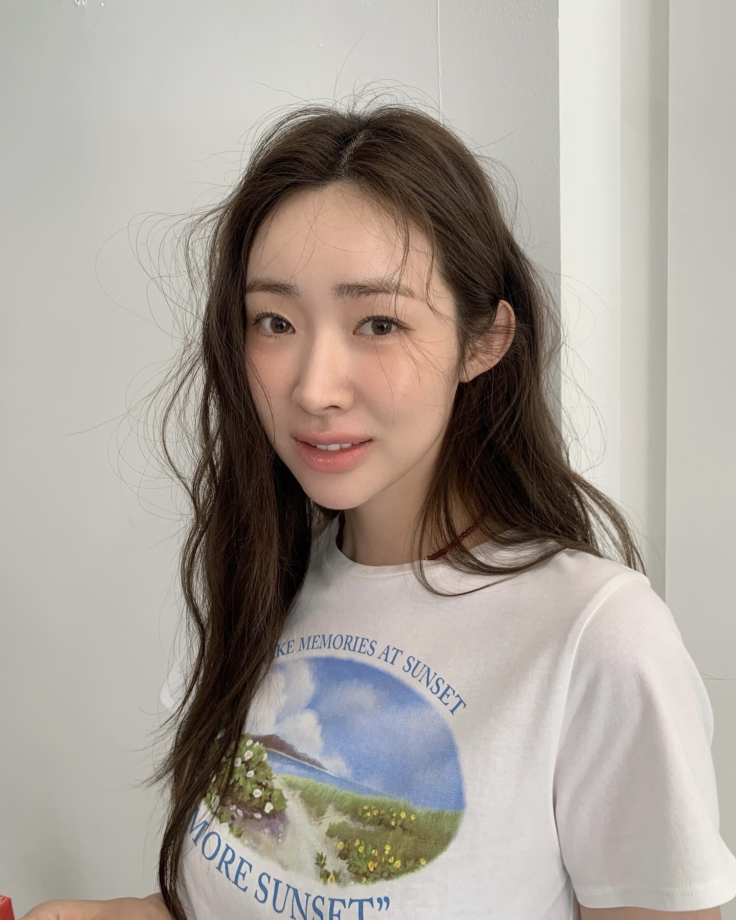 화장은 덜어도 렌즈는 챙겨👀🤎
셀럽이 픽한 브라운 렌즈, 그냥 지나치기엔 아까워

셀럽들이 픽한 브라운 렌즈 3가지 알아봅시다.

1. 오렌즈(olens) 미스티 골드민트, 3만 원대
강민경이 착용한 렌즈는 직경 14.2mm 원데이 제품입니다. 밝은 컬러 렌즈로 청순한 분위기를 만듭니다. 과하지 않게 연출하기 좋은 아이템입니다.

2. 다비치안경(davich) 오로라 렌즈 브라운, 3만 원대
차정원 착용한 렌즈는 직경 14.2mm 3day 제품으로 낮은 채도의 컬러로 오묘한 분위기를 뽐냅니다. 웜톤 렌즈나 밝은 톤의 브라운 컬러를 찾는다면 추천드립니다.

3. 오렌즈(olens) 글로이 브라운, 2만 원대
원터가 착용한 렌즈는 직경 13.1mm 한달용 제품이고  밀크 브라운 컬러로 여성스러운 느낌을 줍니다. 잔잔한 갈색빛이 돌아 인상을 순해 보이게 만듭니다. 자연스러운 데일리 렌즈를 찾는 분께 추천드립니다.

사진: 3 + 9. @olens_official, 6. @davich.official 이미지4