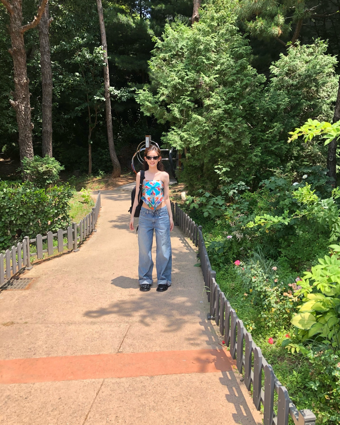최윤지라서 가능한 약수터코어🩵
약수터룩은 스카프 하나로 힙하고 귀엽게?!

크롬하츠 스카프를 탑으로 연출한 최윤지의 스타일링✨ 여기에 연청 데님 팬츠와 블랙 선글라스를 더해 귀엽고 힙한 약수터룩을 완성했습니다. 시선을 사로잡는 포인트가 가득한 이 착장, 어떤 제품인지 소개해드릴게요🤍

1. 크롬하츠 실링 스카프 그레이 트윌 멀티컬러
2. 젠틀 몬스터 아템포 01 블랙 이미지7