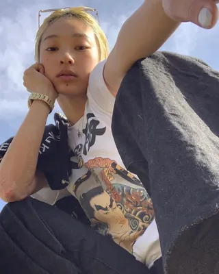 이거 입고 쿄카 여친 할래🤍
최근 방영 중인 '스우파 3'에서 여자들에게 인기 폭발 중인 '오사카 오조 갱'의 쿄카!
화려한 춤 실력은 물론, 힙한 스타일링으로도 주목을 받고 있는데요. 그래서 준비한 쿄카가 직접 착용한 그 아이템들, 지금 바로 소개합니다!✨
1. 쓰리타이즈타투(THREETIDESTATTOO)
- 오사카 스모 티셔츠 / 약 6만 2천 원
2. 베이프 x E.U.
- 에이프 헤드 티셔츠, 블랙 / 약 29만 원
3. 엑스트라오디너리(EXTRAORDINARY)
- 스타즈 롱슬리브, 차콜 / 7만 9천 원
4. 나이키(NIKE)
- 토탈 90 III SP, 라이트 오우드 브라운 & 블랙 / 13만 9천 원
5. 나이키(NIKE)
- 스포츠웨어 여성용 티셔츠 (IF0623‑010), 블랙 / 약 5만 7천 원 이미지