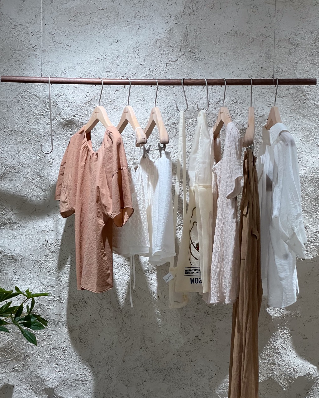도심 속에서 만나는 지중해 휴양지
조이그라이슨, ‘더 리조트 한남’ 카바나 브리즈 오픈!☀️⛱️
조이그라이슨이 한남동에 새로운 컨셉 스토어 ‘더 리조트 한남’을 열고, 지중해의 여유를 담은 ‘카바나 브리즈’ 공간을 선보입니다. ‘더 리조트 한남’은 도심 속 작은 휴양지를 모티브로 하여, 방문객들에게 특별한 여름 경험을 선사할 예정입니다.
이곳에서는 조이그라이슨의 25 썸머 컬렉션을 직접 만나볼 수 있으며, 프라이빗한 테라스 카페 공간에서 음료를 즐기며 한남동의 정취를 만끽할 수 있습니다.
- 위치: 서울 용산구 이태원로 237 2층
- 일정: 6월 13일(금) 오픈 이미지8