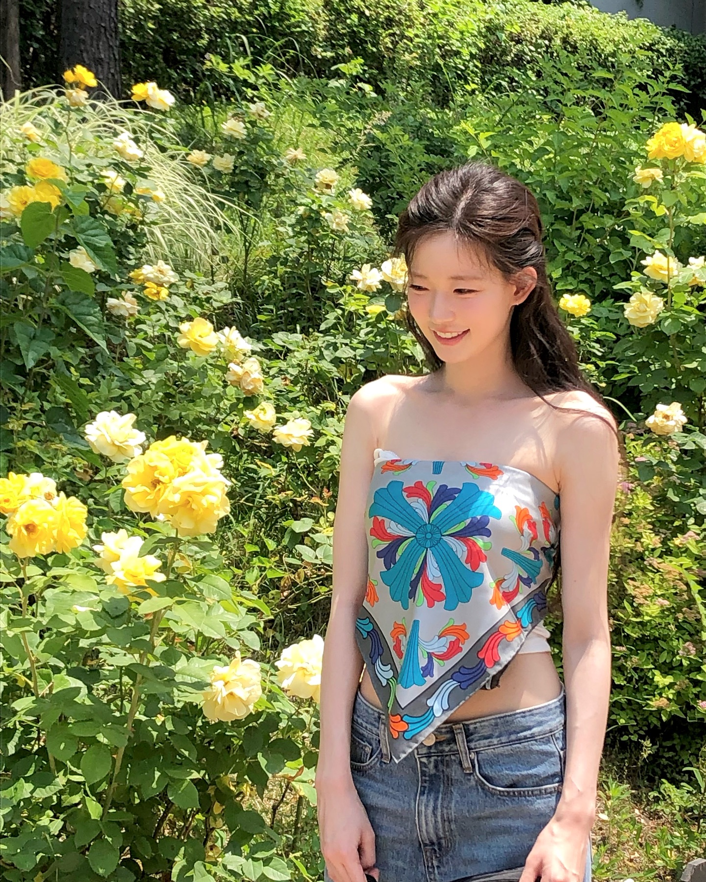 최윤지라서 가능한 약수터코어🩵
약수터룩은 스카프 하나로 힙하고 귀엽게?!

크롬하츠 스카프를 탑으로 연출한 최윤지의 스타일링✨ 여기에 연청 데님 팬츠와 블랙 선글라스를 더해 귀엽고 힙한 약수터룩을 완성했습니다. 시선을 사로잡는 포인트가 가득한 이 착장, 어떤 제품인지 소개해드릴게요🤍

1. 크롬하츠 실링 스카프 그레이 트윌 멀티컬러
2. 젠틀 몬스터 아템포 01 블랙 이미지2