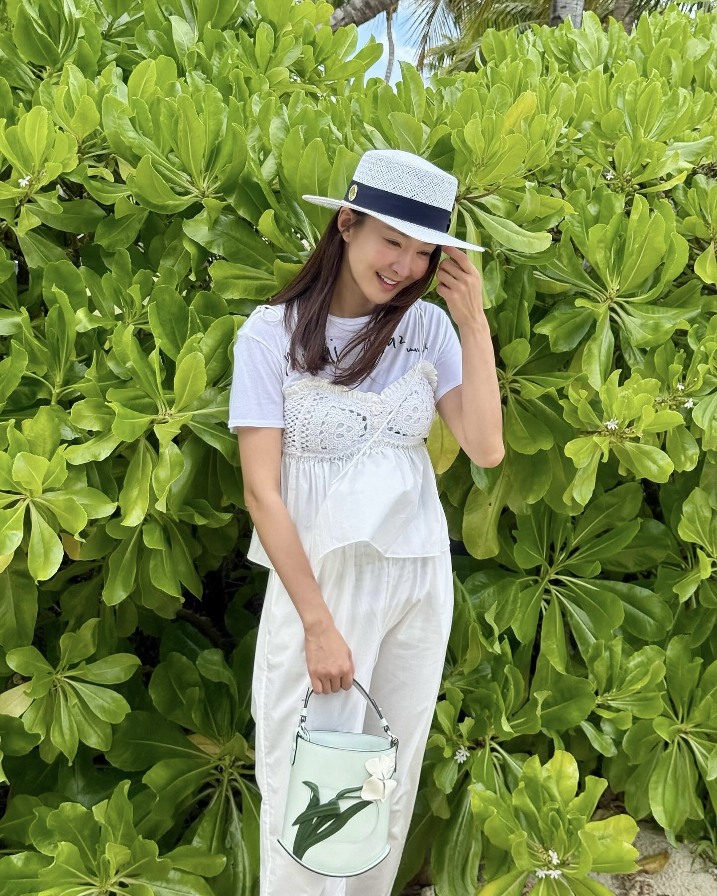 할머니 옷 아니구 요즘 느좋템🧶🌻
셀럽들이 먼저 입은 크로셰, 따라해볼까요? 이미지7
