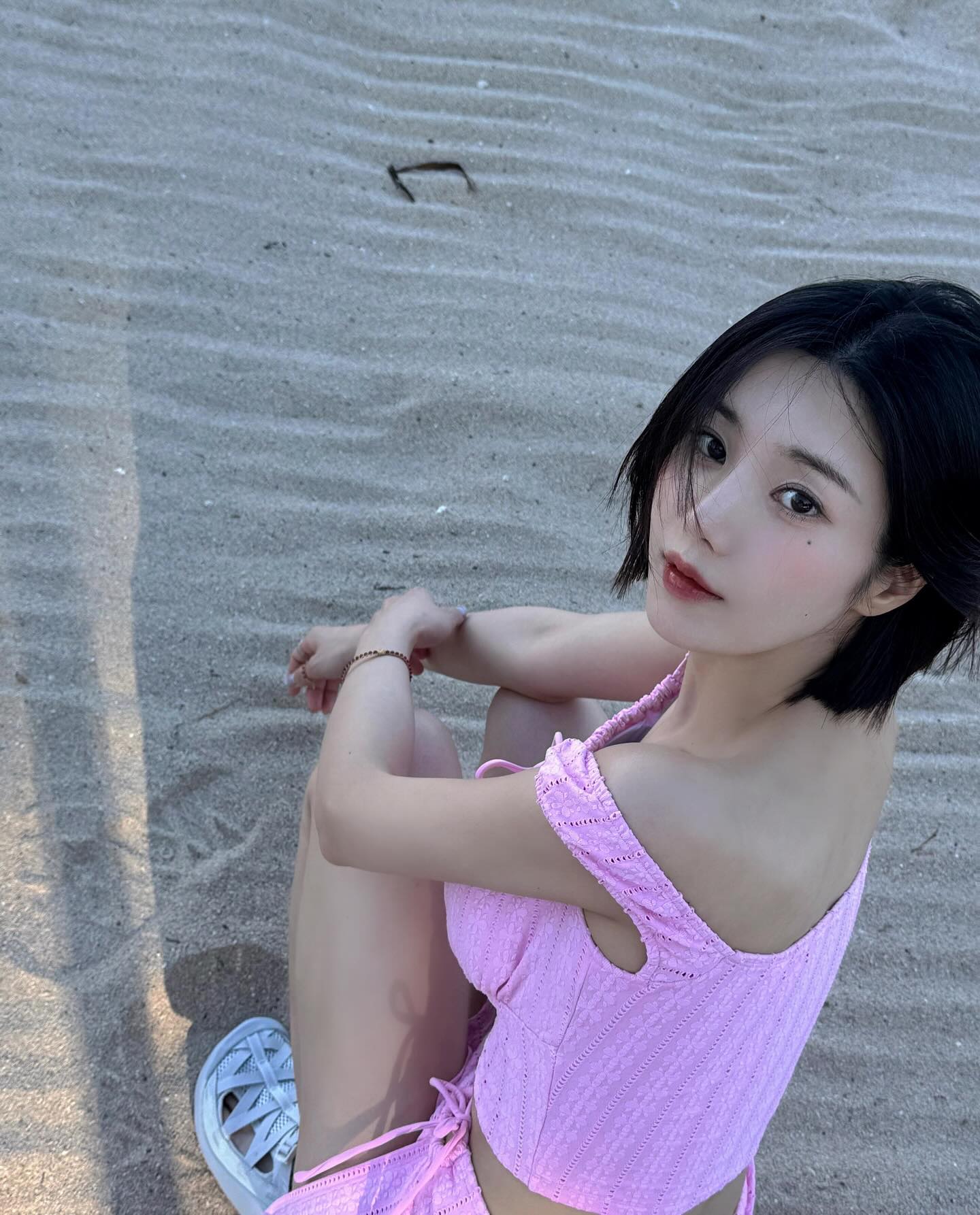 올여름은 권은비 픽 수영복으로👙

완벽한 몸매로 매번 화제를 모으는 권은비! 그녀가 직접 고른 바캉스 수영복 리스트를 지금 소개합니다.✨

1. 파이시스, 플레이드 체크 트라이앵글 비키니, 아이보리, 9만 9천 원

2. 코랄리크, 워터 마블 비키니, 블루, 15만 9천 원

3. 크롬 하츠, 딥트 인 블루 비키니, 150만 원대

4. 코랄리크, 로맨틱 데이지 비키니, 핑크, 15만 9천 원

5. 코랄리크, 워터 체크 비키니 볼레로 세트, 핑크, 14만 8천 원 이미지8