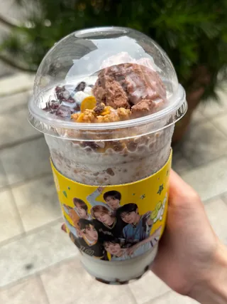 품절대란 프랜차이즈 컵빙수🍨
최근 라이즈 성찬까지 극찬하며 품절 대란을 일으킨 메가커피의 '팥빙 젤라또 파르페'를 비롯해, 다양한 프랜차이즈에서 1인 컵빙수 메뉴를 선보이고 있습니다.
가격도 착하고, 비주얼도 예쁜 프랜차이즈 컵빙수들! 지금부터 어떤 메뉴들이 있는지 함께 살펴볼게요🍨
1. 메가커피(MEGA COFFEE) - 팥빙 젤라또 파르페
2. 컴포즈 커피(COMPOSE COFFEE) - 팥절미 밀크쉐이크
3. 배스킨라빈스(BASKIN ROBBINS) - 더 듬뿍 팥 컵빙수
4. 이디야 커피(EDIYA COFFEE) - 팥 인절미 1인 빙수 이미지