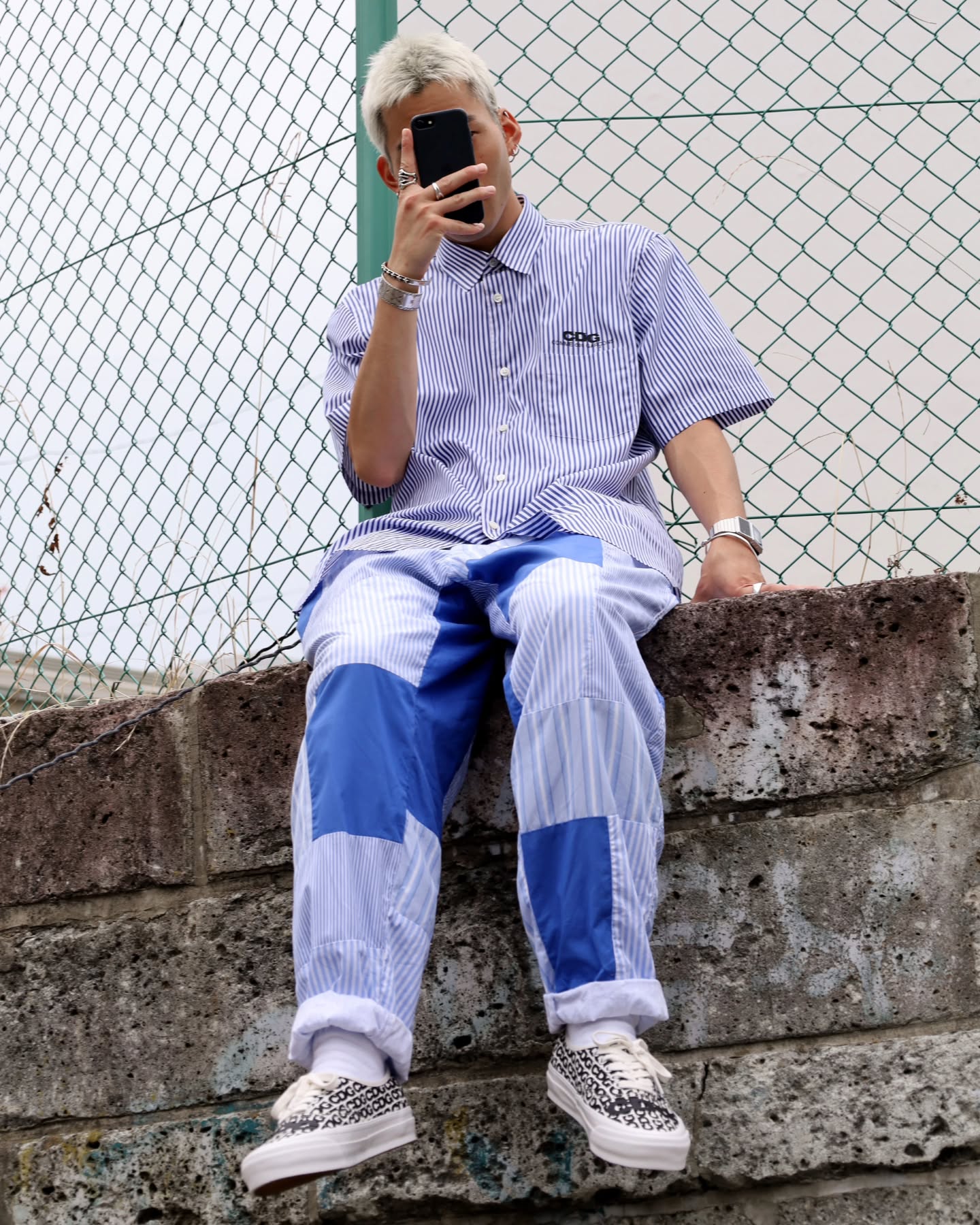 반스 체커보드에 꼼데 감성 추가🔥⁠
CDG x 반스, 2018년 아이코닉 디자인으로 돌아왔다.⁠
⁠
꼼데가르송과 반스가 다시 만나, 많은 사랑을 받았던 반스 어센틱의 아이코닉한 디자인을 재발매합니다. 이번 재발매는 2018년 오리지널 디자인을 그대로 재현, 깔끔한 화이트 갑피 위에 과감한 CDG 브랜딩과 그래픽 오버레이가 특징입니다.⁠
⁠
새로운 에디션에서 주목할 점은 재디자인된 인솔입니다. 반스의 "OTW" 로고 브랜딩이 새겨져 있어 오리지널 제품과의 미묘하지만 확실한 차이를 보여줍니다.⁠ 이미지2
