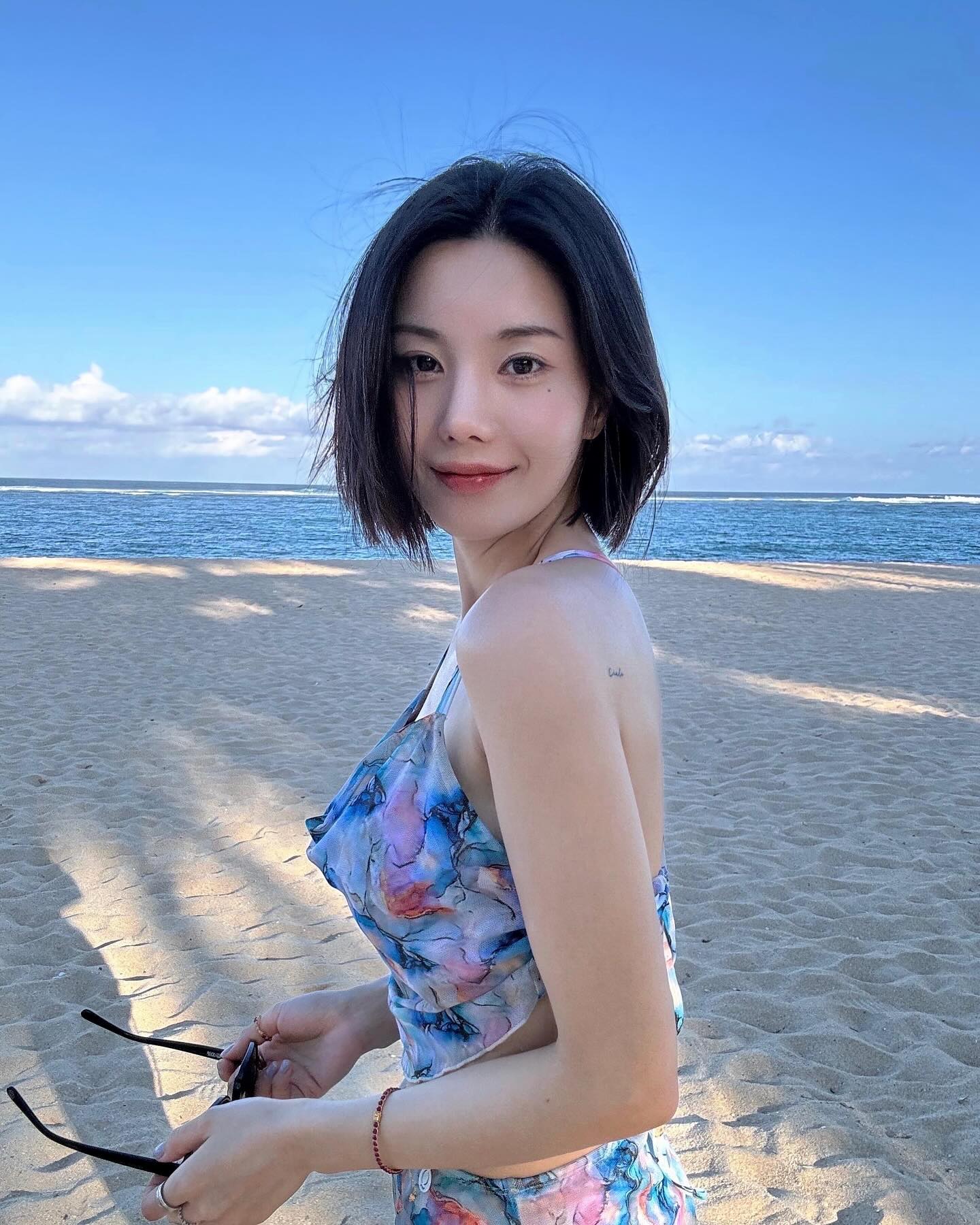 올여름은 권은비 픽 수영복으로👙

완벽한 몸매로 매번 화제를 모으는 권은비! 그녀가 직접 고른 바캉스 수영복 리스트를 지금 소개합니다.✨

1. 파이시스, 플레이드 체크 트라이앵글 비키니, 아이보리, 9만 9천 원

2. 코랄리크, 워터 마블 비키니, 블루, 15만 9천 원

3. 크롬 하츠, 딥트 인 블루 비키니, 150만 원대

4. 코랄리크, 로맨틱 데이지 비키니, 핑크, 15만 9천 원

5. 코랄리크, 워터 체크 비키니 볼레로 세트, 핑크, 14만 8천 원 이미지3