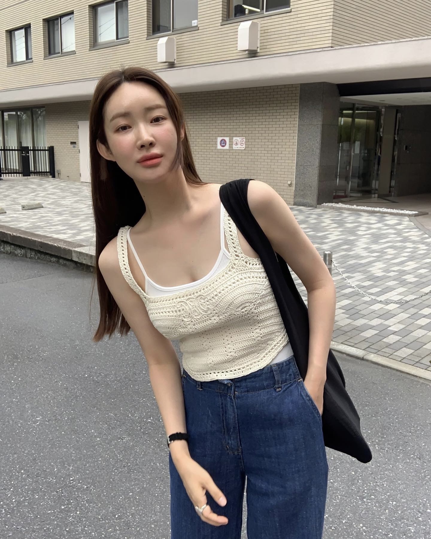 할머니 옷 아니구 요즘 느좋템🧶🌻
셀럽들이 먼저 입은 크로셰, 따라해볼까요? 이미지2