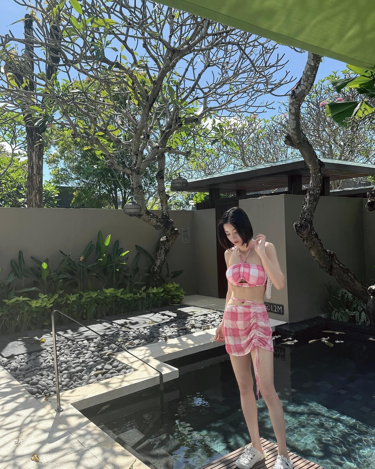 올여름은 권은비 픽 수영복으로👙

완벽한 몸매로 매번 화제를 모으는 권은비! 그녀가 직접 고른 바캉스 수영복 리스트를 지금 소개합니다.✨

1. 파이시스, 플레이드 체크 트라이앵글 비키니, 아이보리, 9만 9천 원

2. 코랄리크, 워터 마블 비키니, 블루, 15만 9천 원

3. 크롬 하츠, 딥트 인 블루 비키니, 150만 원대

4. 코랄리크, 로맨틱 데이지 비키니, 핑크, 15만 9천 원

5. 코랄리크, 워터 체크 비키니 볼레로 세트, 핑크, 14만 8천 원 이미지9