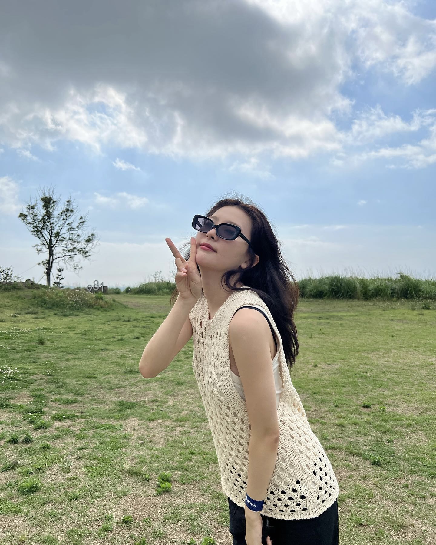할머니 옷 아니구 요즘 느좋템🧶🌻
셀럽들이 먼저 입은 크로셰, 따라해볼까요? 이미지4
