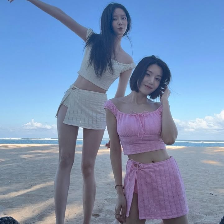 올여름은 권은비 픽 수영복으로👙

완벽한 몸매로 매번 화제를 모으는 권은비! 그녀가 직접 고른 바캉스 수영복 리스트를 지금 소개합니다.✨

1. 파이시스, 플레이드 체크 트라이앵글 비키니, 아이보리, 9만 9천 원

2. 코랄리크, 워터 마블 비키니, 블루, 15만 9천 원

3. 크롬 하츠, 딥트 인 블루 비키니, 150만 원대

4. 코랄리크, 로맨틱 데이지 비키니, 핑크, 15만 9천 원

5. 코랄리크, 워터 체크 비키니 볼레로 세트, 핑크, 14만 8천 원 이미지7