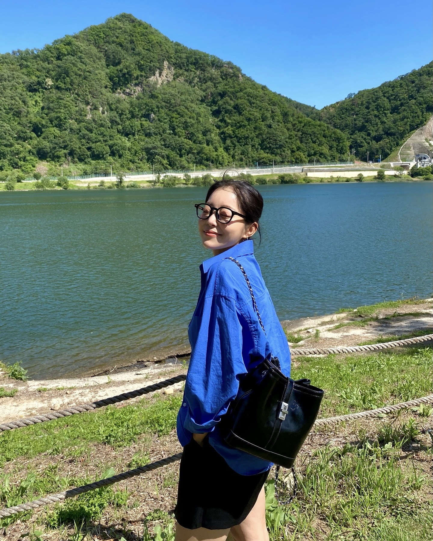 비싸야 예쁜 줄 알았죠?🧏🏻‍♀️✨
셀럽이 고른 이 백, 가격 보고 놀람 주의🫣

부담없이 들 수 있는 셀럽픽 가성비백 3가지를 참고하세요.

1. 칼린 클로버 백팩, 실버, 10만 원
나나가 든 백팩은 브랜드만의 독특한 시그니처 퀄팅을 살린 유용한 3way 가방입니다. 복조리 형식으로 실용적이고 데일리하게 들기 좋은 아이템으로 데님과 볼캡을 함께 매치해 청량하면서 캐주얼룩에 포인트를 주었습니다.

2.니히 빈 백, 화이트, 14만 원
제니가 착용한 크로스백은 비건 가죽으로 두 개의 스트랩이 포인트인 미니백입니다. 스트랩 길이를 조절할 수 있어 크로스백과 숄더백으로 들 수 있는 실용적인 가방입니다. 깔끔한 무지티와 생지 팬츠를 매치해 단정한 미니멀룩을 완성했습니다.

3. 엠제이드 아틀리에 캐럴 백팩, 블랙,  32만 원
배우 김가은이 든 가방은 비건 가죽으로 은은한 광택감이 있어 고급스러운 분위기를 만듭니다. 브랜드 시그니처인 버클 포인트와 스트랩 조절을 해서 토트백으로도 활용할 수 있습니다. 셔츠와 반바지를 착용해 직장인들도 쉽게 들 수 있는 캐주얼한 코디를 연출했습니다. 이미지8