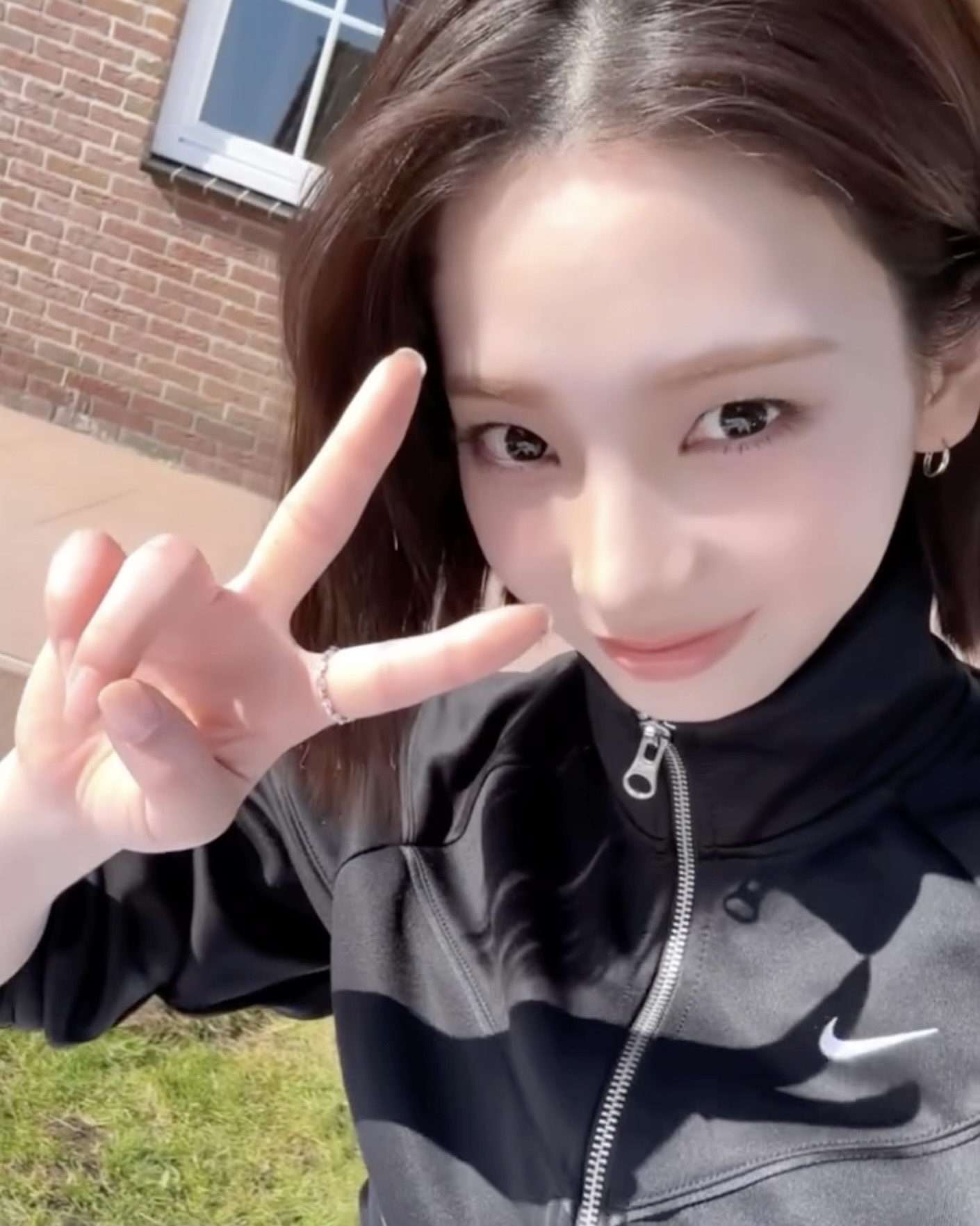 또 품절 각🖤🤍컨셉 포토 속 그 착장
비주얼도 스타일링도 완벽한 카리나픽 아이템 3가지

이번에는 일상에서도 입기 좋은 착장들로 컴백 컨셉 포토를 공개했는데요. 유독 눈에 띈 그 아이템들, 어떤 제품인지 궁금해서 직접 찾아왔습니다. 

1. 나이키 스포츠웨어 윈드러너, 12만 원대
카리나는 스포티한 무드를 살려 나이키의 헤리티지 디자인 ‘윈드러너 재킷’을 선택했어요. 구조적인 절개 라인과 몸에 맞는 핏이 트렌디하면서도 편안한 분위기를 더해줍니다.

2. 나이키 에어맥스 뮤즈 블랙 앤 메탈릭 실버, 17만 원대
카리나가 예전부터 찐 데일리템으로 착용했던 실버 스니커즈는 현재 공홈에서는 구하기 어려운 모델로, 쿨한 쉐입과 실버 컬러가 시크함을 더했습니다. 

3. 마틴 로즈 로고 버클 벨트, 30만 원대
올블랙 착장에 중심을 잡아준 건 이 벨트. 마틴 로즈 특유의 볼드한 로고 플레이가 시선을 사로잡으며, 스타일 전체에 힘을 실어줍니다.

따라 입어볼 만한 카리나 픽 아이템을 보니, Dirty Work 무대가 더욱 기다려집니다.  이미지