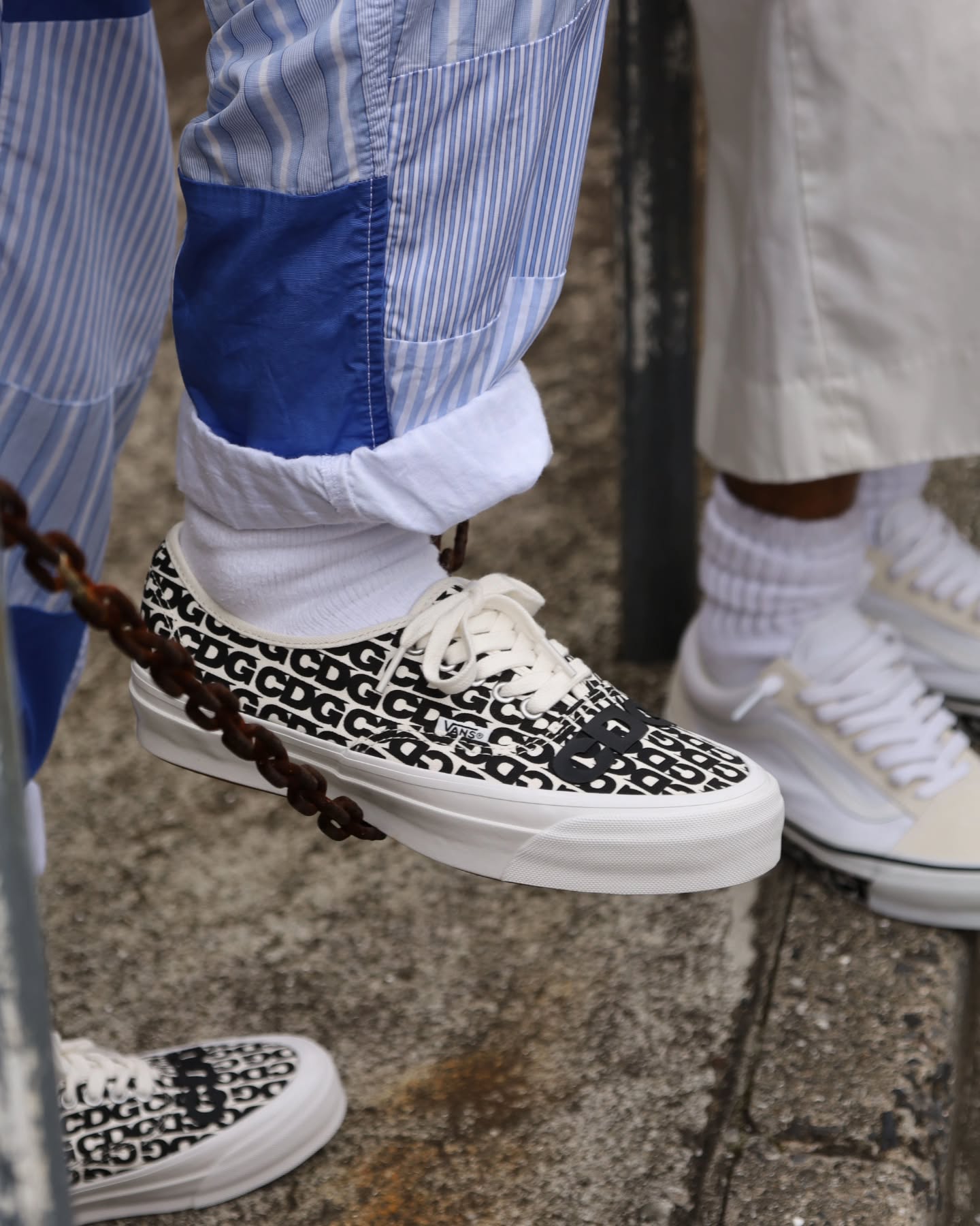 반스 체커보드에 꼼데 감성 추가🔥⁠
CDG x 반스, 2018년 아이코닉 디자인으로 돌아왔다.⁠
⁠
꼼데가르송과 반스가 다시 만나, 많은 사랑을 받았던 반스 어센틱의 아이코닉한 디자인을 재발매합니다. 이번 재발매는 2018년 오리지널 디자인을 그대로 재현, 깔끔한 화이트 갑피 위에 과감한 CDG 브랜딩과 그래픽 오버레이가 특징입니다.⁠
⁠
새로운 에디션에서 주목할 점은 재디자인된 인솔입니다. 반스의 "OTW" 로고 브랜딩이 새겨져 있어 오리지널 제품과의 미묘하지만 확실한 차이를 보여줍니다.⁠ 이미지