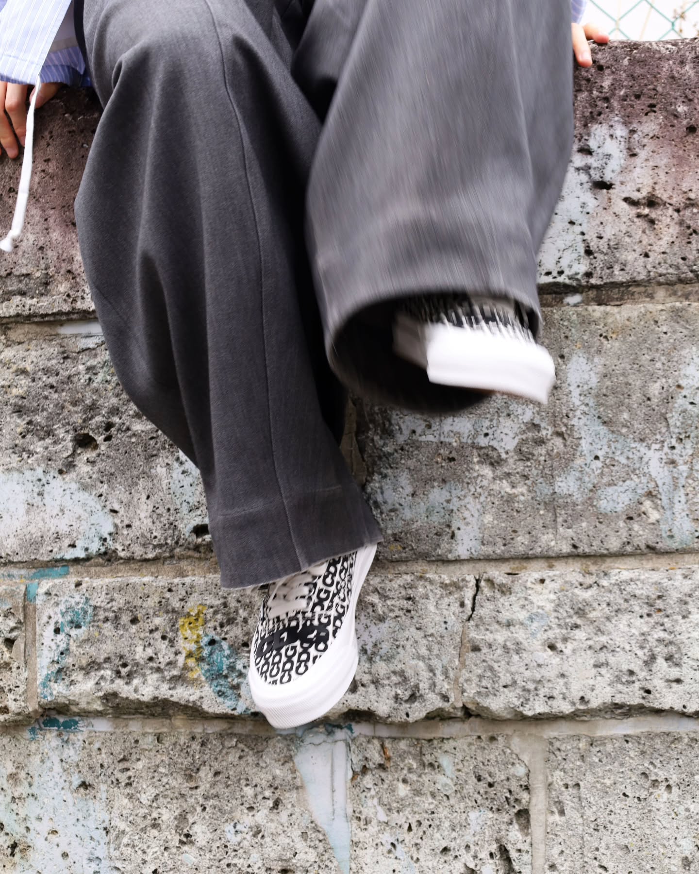 반스 체커보드에 꼼데 감성 추가🔥⁠
CDG x 반스, 2018년 아이코닉 디자인으로 돌아왔다.⁠
⁠
꼼데가르송과 반스가 다시 만나, 많은 사랑을 받았던 반스 어센틱의 아이코닉한 디자인을 재발매합니다. 이번 재발매는 2018년 오리지널 디자인을 그대로 재현, 깔끔한 화이트 갑피 위에 과감한 CDG 브랜딩과 그래픽 오버레이가 특징입니다.⁠
⁠
새로운 에디션에서 주목할 점은 재디자인된 인솔입니다. 반스의 "OTW" 로고 브랜딩이 새겨져 있어 오리지널 제품과의 미묘하지만 확실한 차이를 보여줍니다.⁠ 이미지5