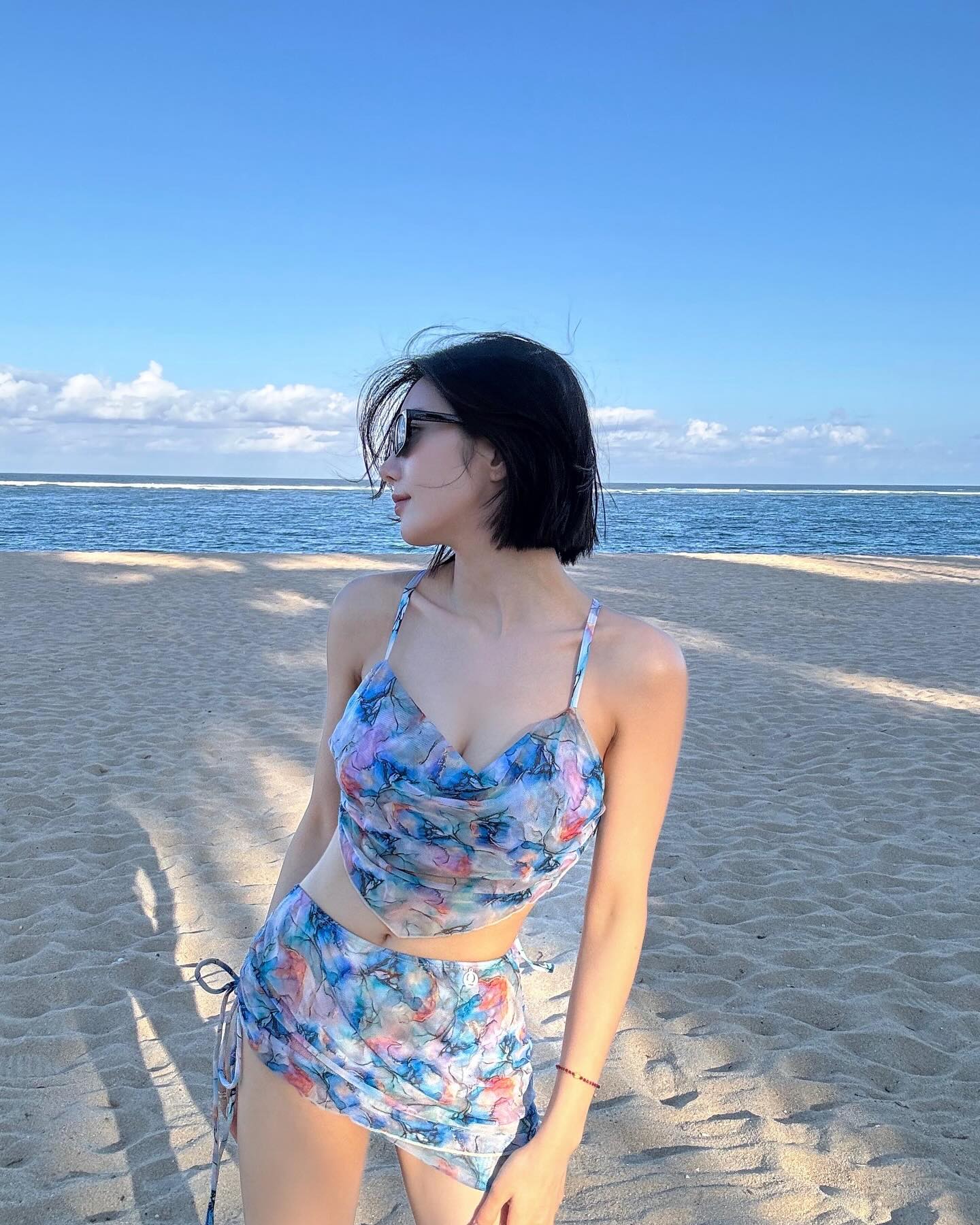 올여름은 권은비 픽 수영복으로👙

완벽한 몸매로 매번 화제를 모으는 권은비! 그녀가 직접 고른 바캉스 수영복 리스트를 지금 소개합니다.✨

1. 파이시스, 플레이드 체크 트라이앵글 비키니, 아이보리, 9만 9천 원

2. 코랄리크, 워터 마블 비키니, 블루, 15만 9천 원

3. 크롬 하츠, 딥트 인 블루 비키니, 150만 원대

4. 코랄리크, 로맨틱 데이지 비키니, 핑크, 15만 9천 원

5. 코랄리크, 워터 체크 비키니 볼레로 세트, 핑크, 14만 8천 원 이미지4