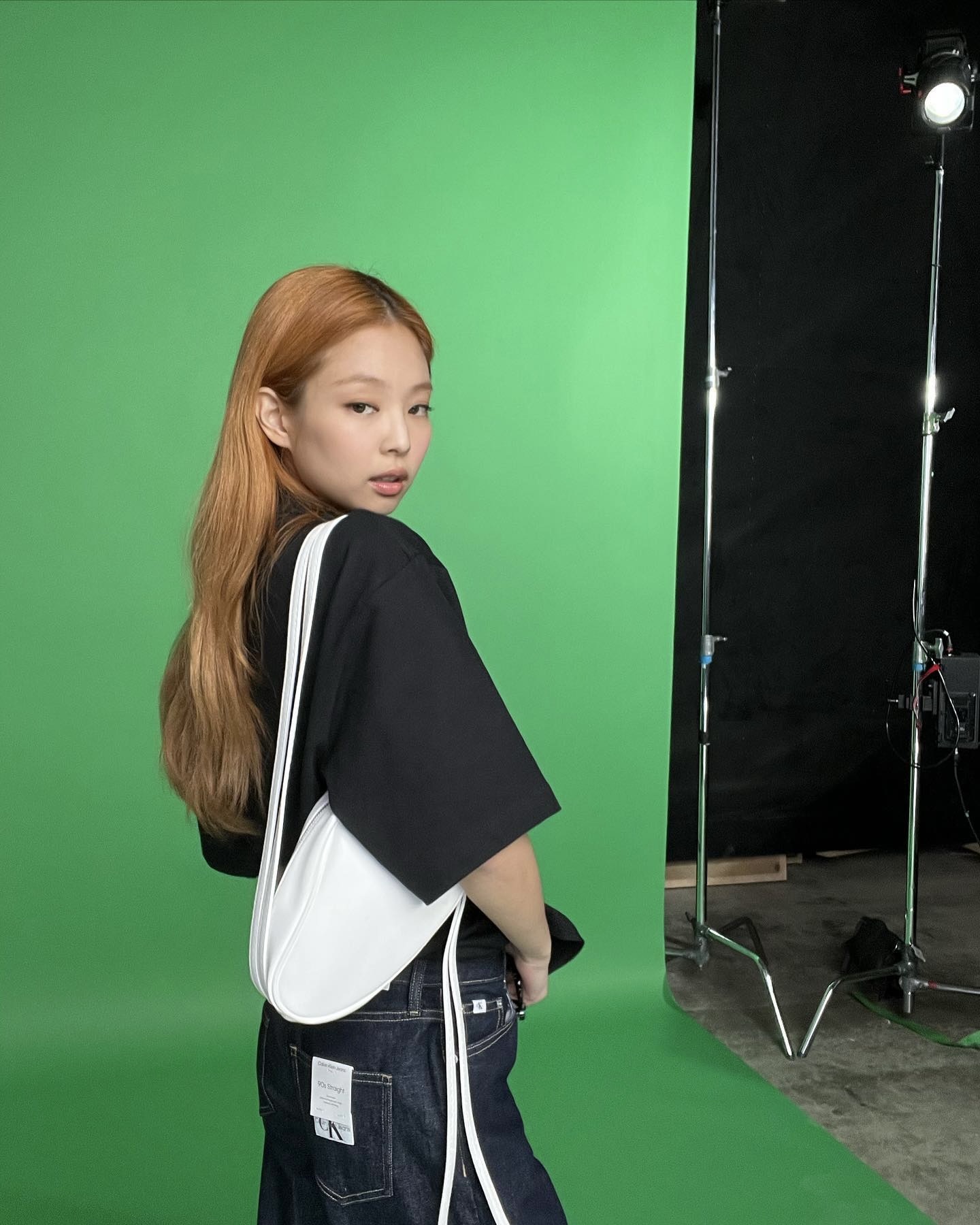 비싸야 예쁜 줄 알았죠?🧏🏻‍♀️✨
셀럽이 고른 이 백, 가격 보고 놀람 주의🫣

부담없이 들 수 있는 셀럽픽 가성비백 3가지를 참고하세요.

1. 칼린 클로버 백팩, 실버, 10만 원
나나가 든 백팩은 브랜드만의 독특한 시그니처 퀄팅을 살린 유용한 3way 가방입니다. 복조리 형식으로 실용적이고 데일리하게 들기 좋은 아이템으로 데님과 볼캡을 함께 매치해 청량하면서 캐주얼룩에 포인트를 주었습니다.

2.니히 빈 백, 화이트, 14만 원
제니가 착용한 크로스백은 비건 가죽으로 두 개의 스트랩이 포인트인 미니백입니다. 스트랩 길이를 조절할 수 있어 크로스백과 숄더백으로 들 수 있는 실용적인 가방입니다. 깔끔한 무지티와 생지 팬츠를 매치해 단정한 미니멀룩을 완성했습니다.

3. 엠제이드 아틀리에 캐럴 백팩, 블랙,  32만 원
배우 김가은이 든 가방은 비건 가죽으로 은은한 광택감이 있어 고급스러운 분위기를 만듭니다. 브랜드 시그니처인 버클 포인트와 스트랩 조절을 해서 토트백으로도 활용할 수 있습니다. 셔츠와 반바지를 착용해 직장인들도 쉽게 들 수 있는 캐주얼한 코디를 연출했습니다. 이미지4