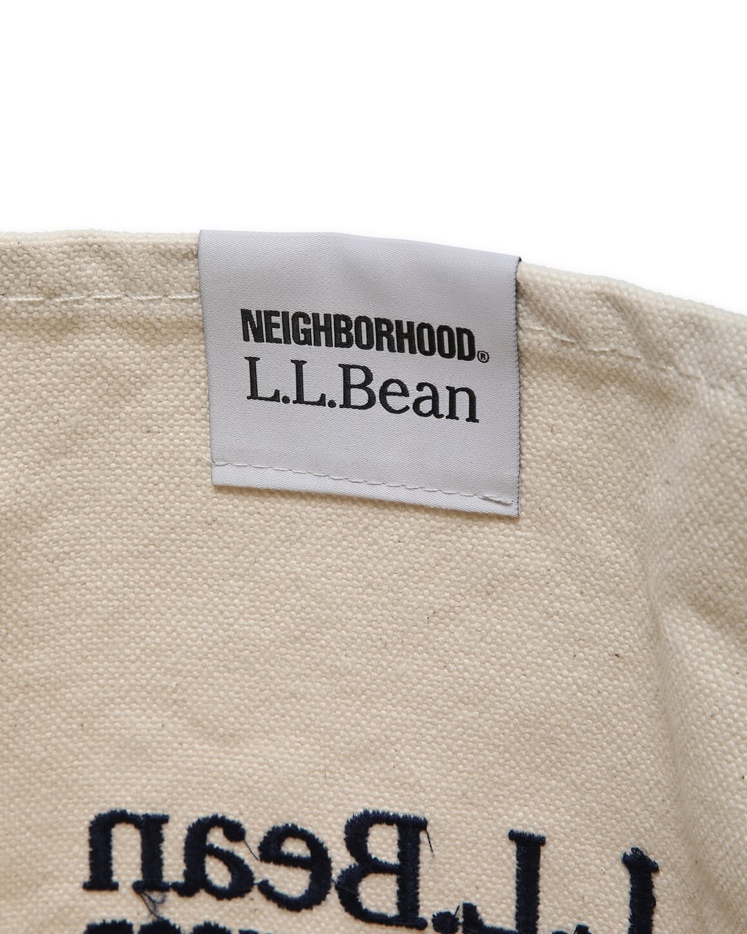 NEIGHBORHOOD x L.L. Bean,⁠
재해석된 만남: 오리지널리티와 헤리티지의 완벽한 조화🙌⁠
⁠
네이버후드와 아웃도어 헤리티지의 상징 엘엘빈이 다시 한번 만났습니다. 2022년 협업의 성공적인 재해석으로, 이번에는 브랜드 아이덴티티를 명확하게 담아낸 캔버스 토트백 컬렉션을 선보입니다.⁠
⁠
단순한 로고 플레이를 넘어, 네이버후드 특유의 미니멀하면서도 강렬한 브랜딩 방식이 클래식한 엘엘빈 제품에 녹아듭니다.⁠ 이미지