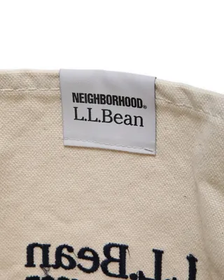 NEIGHBORHOOD x L.L. Bean,
재해석된 만남: 오리지널리티와 헤리티지의 완벽한 조화🙌
네이버후드와 아웃도어 헤리티지의 상징 엘엘빈이 다시 한번 만났습니다. 2022년 협업의 성공적인 재해석으로, 이번에는 브랜드 아이덴티티를 명확하게 담아낸 캔버스 토트백 컬렉션을 선보입니다.
단순한 로고 플레이를 넘어, 네이버후드 특유의 미니멀하면서도 강렬한 브랜딩 방식이 클래식한 엘엘빈 제품에 녹아듭니다. 이미지