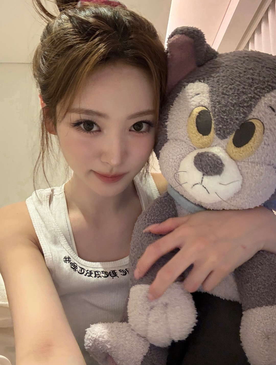 뭔데 이리 귀여워🐾🩶
안나 품에 쏙, 딱 봐도 삐진 얼굴인데 왜 이렇게 귀여운 거야? 

미야오 안나가 품은 인형은 디즈니와 젤라또피케 콜라보 제품 중 "피가로의 낮잠쿠션"입니다.

이 아이템은 ‘BABY MOCO’라는 젤라또 피케 특유의 몽글몽글하고 부드러운 소재로 제작되었으며, 등에 리본을 붙여 싫어하는 장면을 재현한 표정이 포인트입니다. 

사진 속 인형이 귀여워서 찾아봤는데, 고양이 세계관인 미야오와 이렇게 찰떡일 수가 있을까요? 이미지2