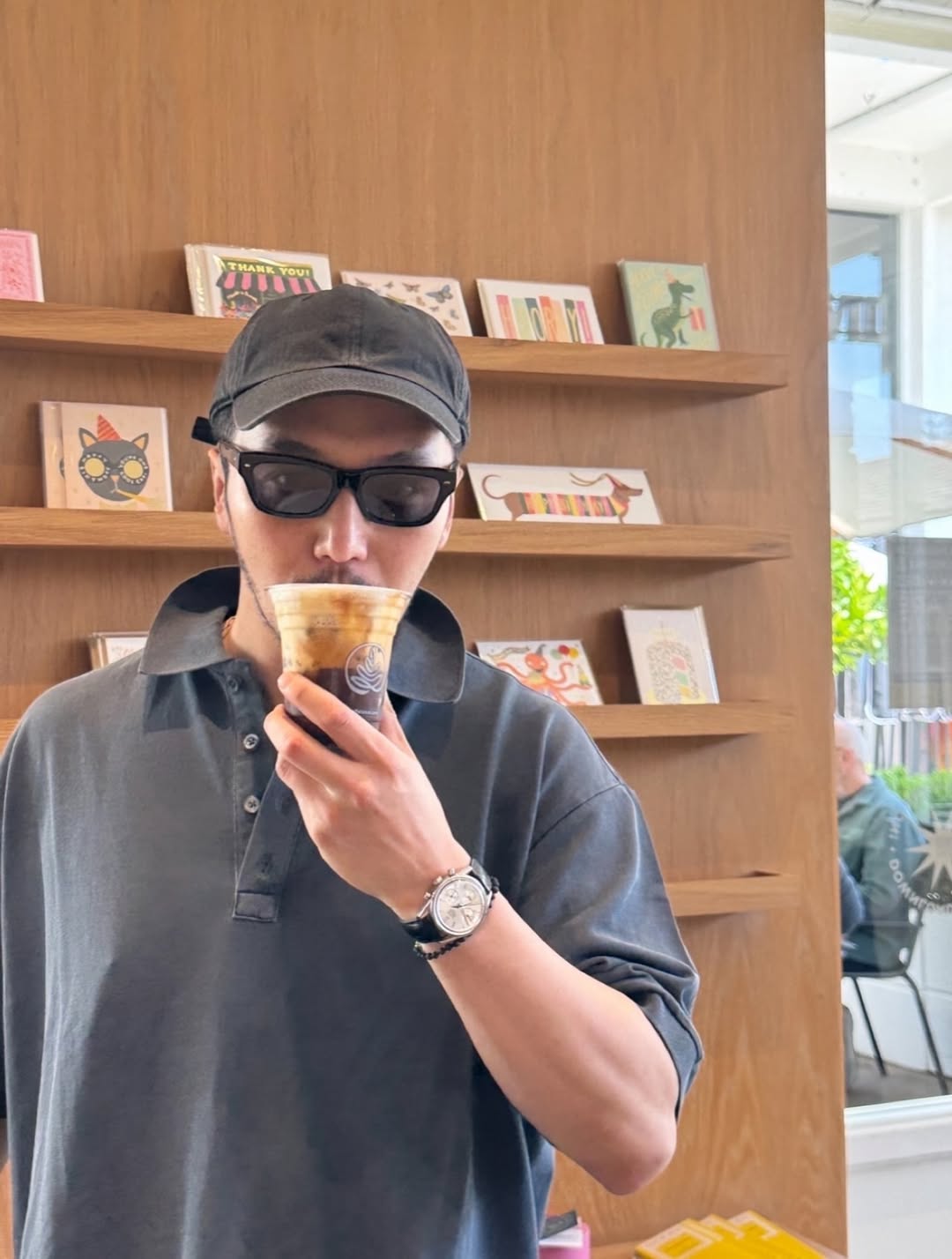 요한 형의 여름 무드,
평범함 속 숨겨진 옷깃 포인트 알아보기👕
⁠
셔츠 한 장도 넥 라인 디자인에 따라 전혀 다른 인상을 줄 수 있습니다. 특히 칼라 디테일은 셔츠나 폴로티처럼 캐주얼한 아이템에 은은한 품격을 더하는 핵심 요소죠. 변요한의 여름 스타일링은 이 ‘칼라’ 디테일을 통해 담백하면서도 인상적인 무드를 완성합니다.⁠
⁠
셔츠 칼라의 단정함과 폴로티 칼라의 여유로움은 그의 여름 룩에서 미묘한 긴장감과 스타일의 깊이를 만들어냅니다.⁠ 이미지