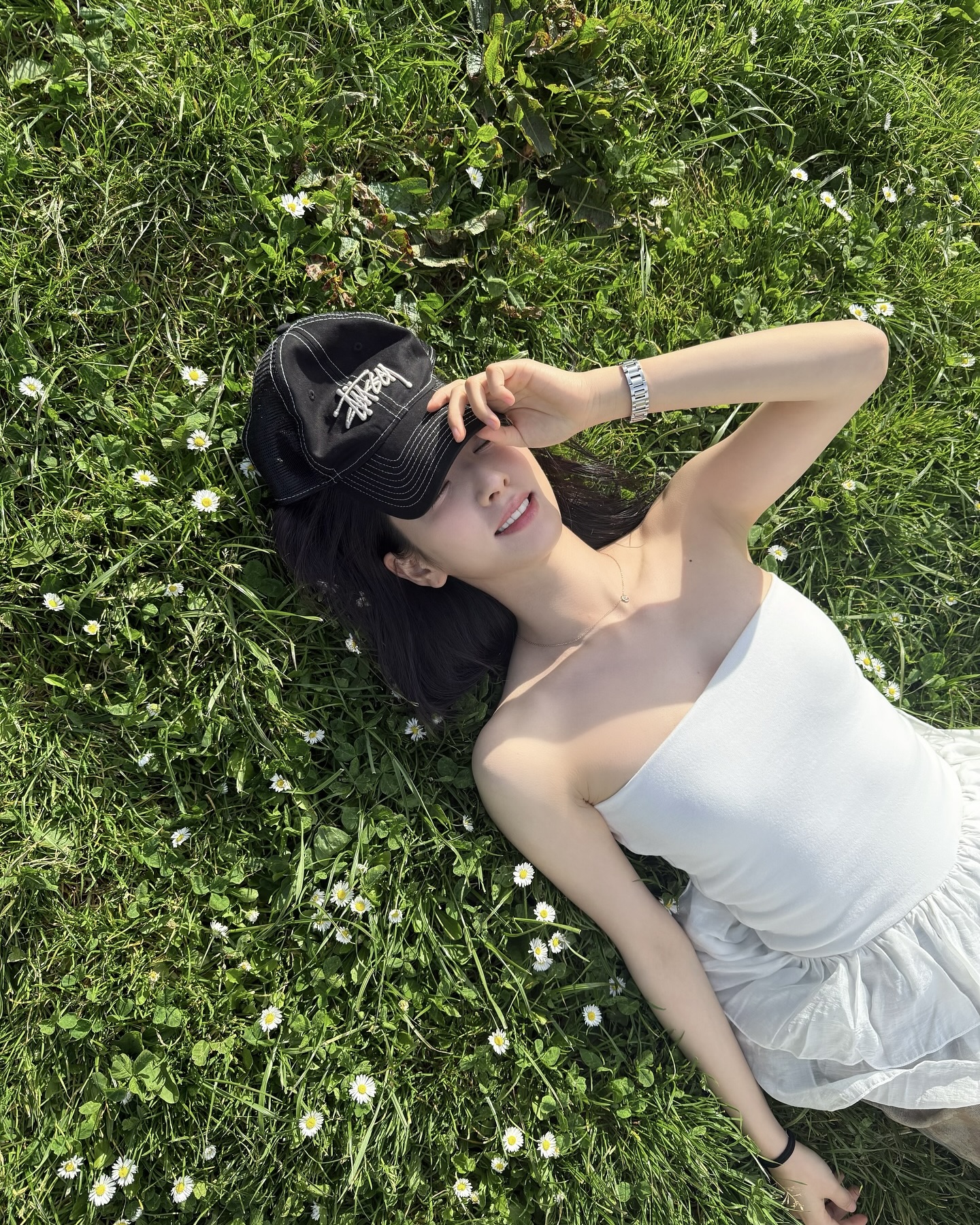 민소매 샀다가 후회 중?🤦🏻‍♀️👗
체형별 민소매 궁합표, 모르고 사면 손해에요⭐️

체형별 민소매 선택법 3가지를 소개합니다.

1. 좁은 어깨의 체형
얇은 스트랩의 홀터넥, 보트넥 민소매 혹은 튜브탑을 착용해 어깨를 시원하게 드러내어 몸이 가로로 확장되어 보이는 효과를 줍니다. 두꺼운 스트랩이나 상체의 길이가 강조되어 어깨가 더 좁아 보일 수 있는 민소매 크롭탑은 피해야 합니다.

2. 넓은 어깨의 체형
두꺼운 스트랩의 U넥이나 V넥의 민소매를 착용했을 때 어깨의 면적을 가려주어 가로로 이어지는 시선을 끊어줍니다. 반면, 홀터넥 스타일은 목 안쪽에 가까운 디자인으로 어깨를 더욱 부각시켜 피해야 합니다. 

3. 상체에 살이 많은 체형
탄탄하고 힘 있는 원단으로 만들어진 u넥, v넥, 스퀘어넥 민소매를 착용했을 때 바디 라인을 살려줍니다. 얇은 소재의 민소매를 착용했을 때 군살이 드러나고, 하이넥은 오히려 답답하고 체형을 부각시켜 피해야 합니다. 이미지2