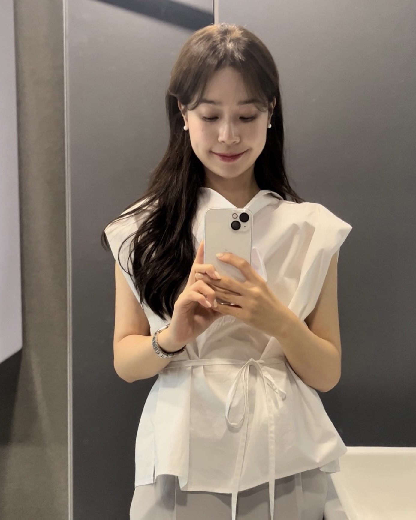 민소매 샀다가 후회 중?🤦🏻‍♀️👗
체형별 민소매 궁합표, 모르고 사면 손해에요⭐️

체형별 민소매 선택법 3가지를 소개합니다.

1. 좁은 어깨의 체형
얇은 스트랩의 홀터넥, 보트넥 민소매 혹은 튜브탑을 착용해 어깨를 시원하게 드러내어 몸이 가로로 확장되어 보이는 효과를 줍니다. 두꺼운 스트랩이나 상체의 길이가 강조되어 어깨가 더 좁아 보일 수 있는 민소매 크롭탑은 피해야 합니다.

2. 넓은 어깨의 체형
두꺼운 스트랩의 U넥이나 V넥의 민소매를 착용했을 때 어깨의 면적을 가려주어 가로로 이어지는 시선을 끊어줍니다. 반면, 홀터넥 스타일은 목 안쪽에 가까운 디자인으로 어깨를 더욱 부각시켜 피해야 합니다. 

3. 상체에 살이 많은 체형
탄탄하고 힘 있는 원단으로 만들어진 u넥, v넥, 스퀘어넥 민소매를 착용했을 때 바디 라인을 살려줍니다. 얇은 소재의 민소매를 착용했을 때 군살이 드러나고, 하이넥은 오히려 답답하고 체형을 부각시켜 피해야 합니다. 이미지8