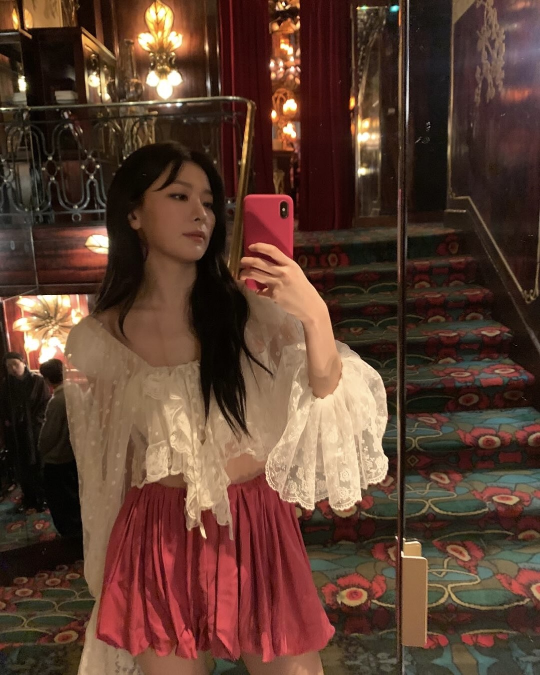 배우자 25년 트렌드🖤🤍보호시크
셀럽 사진만 봐도 보이는 살랑이는 러플 디테일 이미지5