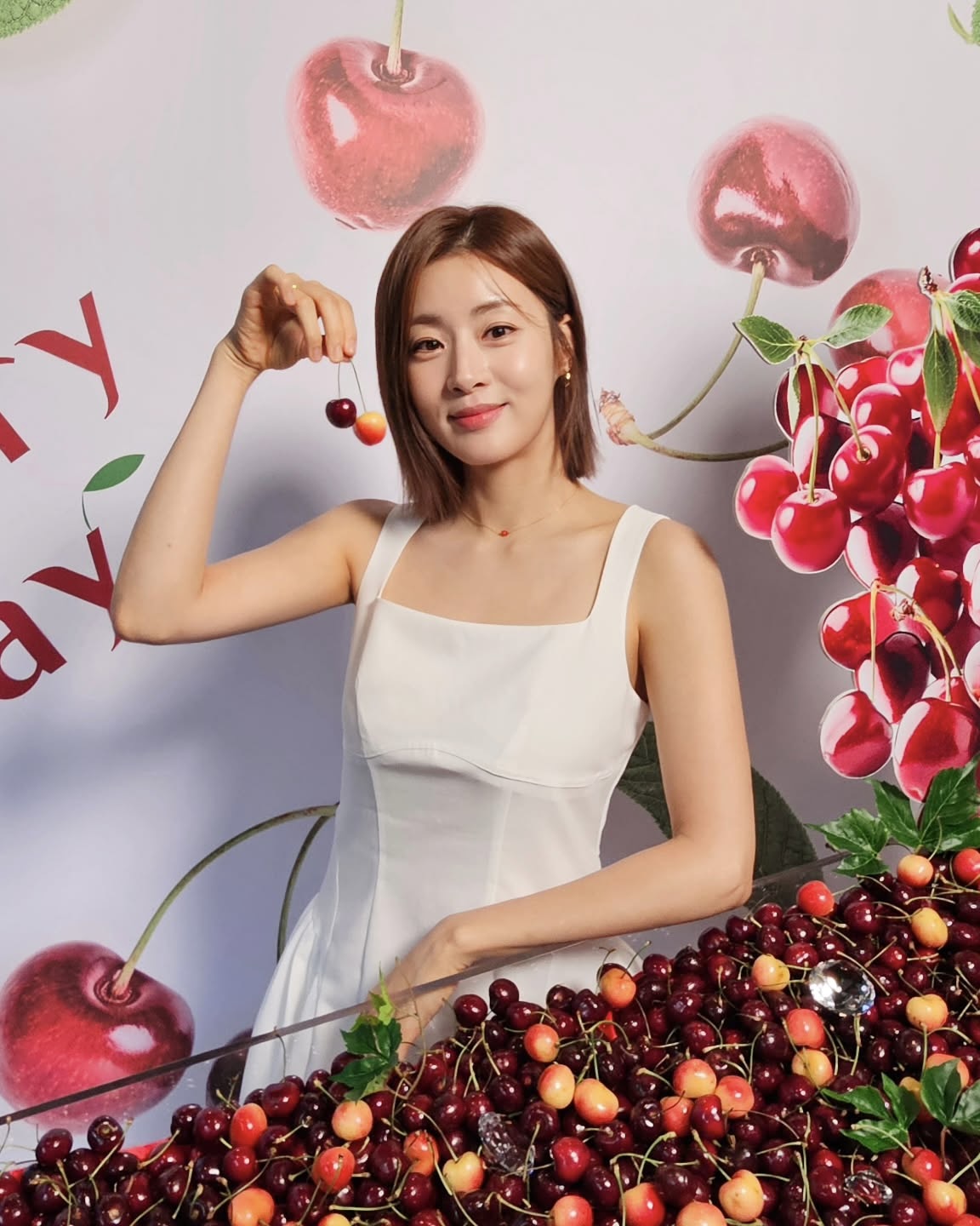 민소매 샀다가 후회 중?🤦🏻‍♀️👗
체형별 민소매 궁합표, 모르고 사면 손해에요⭐️

체형별 민소매 선택법 3가지를 소개합니다.

1. 좁은 어깨의 체형
얇은 스트랩의 홀터넥, 보트넥 민소매 혹은 튜브탑을 착용해 어깨를 시원하게 드러내어 몸이 가로로 확장되어 보이는 효과를 줍니다. 두꺼운 스트랩이나 상체의 길이가 강조되어 어깨가 더 좁아 보일 수 있는 민소매 크롭탑은 피해야 합니다.

2. 넓은 어깨의 체형
두꺼운 스트랩의 U넥이나 V넥의 민소매를 착용했을 때 어깨의 면적을 가려주어 가로로 이어지는 시선을 끊어줍니다. 반면, 홀터넥 스타일은 목 안쪽에 가까운 디자인으로 어깨를 더욱 부각시켜 피해야 합니다. 

3. 상체에 살이 많은 체형
탄탄하고 힘 있는 원단으로 만들어진 u넥, v넥, 스퀘어넥 민소매를 착용했을 때 바디 라인을 살려줍니다. 얇은 소재의 민소매를 착용했을 때 군살이 드러나고, 하이넥은 오히려 답답하고 체형을 부각시켜 피해야 합니다. 이미지