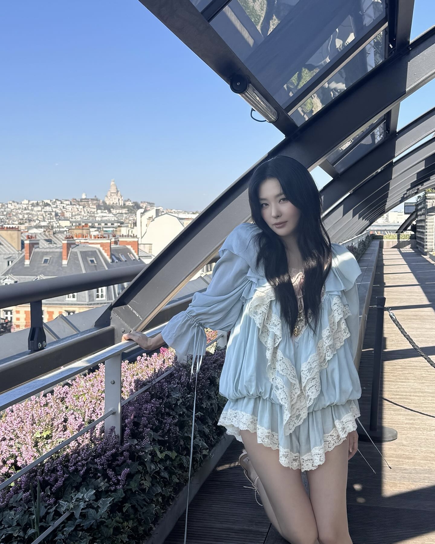 배우자 25년 트렌드🖤🤍보호시크
셀럽 사진만 봐도 보이는 살랑이는 러플 디테일 이미지3