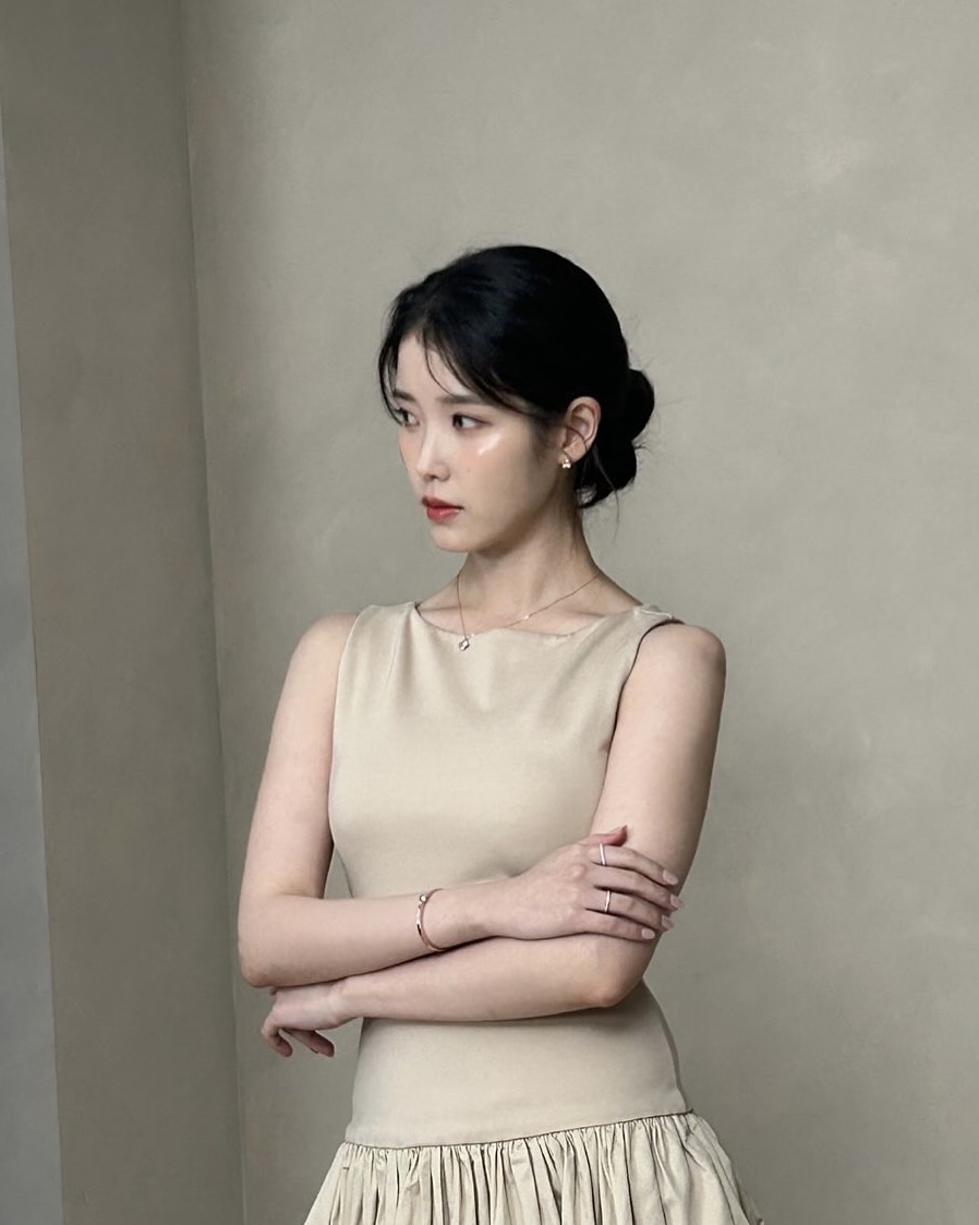 민소매 샀다가 후회 중?🤦🏻‍♀️👗
체형별 민소매 궁합표, 모르고 사면 손해에요⭐️

체형별 민소매 선택법 3가지를 소개합니다.

1. 좁은 어깨의 체형
얇은 스트랩의 홀터넥, 보트넥 민소매 혹은 튜브탑을 착용해 어깨를 시원하게 드러내어 몸이 가로로 확장되어 보이는 효과를 줍니다. 두꺼운 스트랩이나 상체의 길이가 강조되어 어깨가 더 좁아 보일 수 있는 민소매 크롭탑은 피해야 합니다.

2. 넓은 어깨의 체형
두꺼운 스트랩의 U넥이나 V넥의 민소매를 착용했을 때 어깨의 면적을 가려주어 가로로 이어지는 시선을 끊어줍니다. 반면, 홀터넥 스타일은 목 안쪽에 가까운 디자인으로 어깨를 더욱 부각시켜 피해야 합니다. 

3. 상체에 살이 많은 체형
탄탄하고 힘 있는 원단으로 만들어진 u넥, v넥, 스퀘어넥 민소매를 착용했을 때 바디 라인을 살려줍니다. 얇은 소재의 민소매를 착용했을 때 군살이 드러나고, 하이넥은 오히려 답답하고 체형을 부각시켜 피해야 합니다. 이미지3