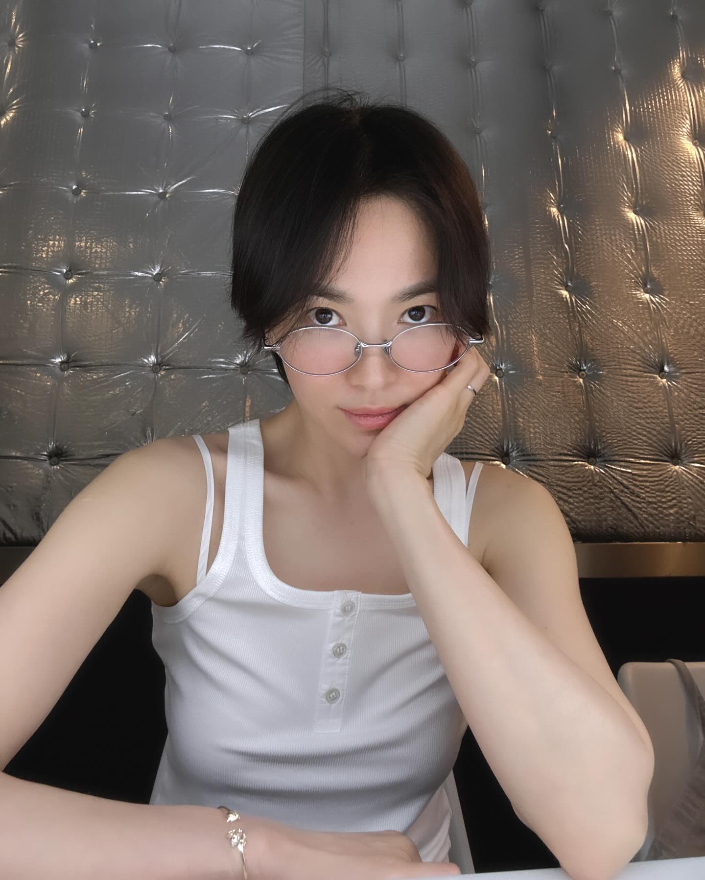 숏단발 원조는 무조건 송혜교🤍
흰 나시 + 청바지 조합으로 내추럴 여름룩 완성✨ 이미지