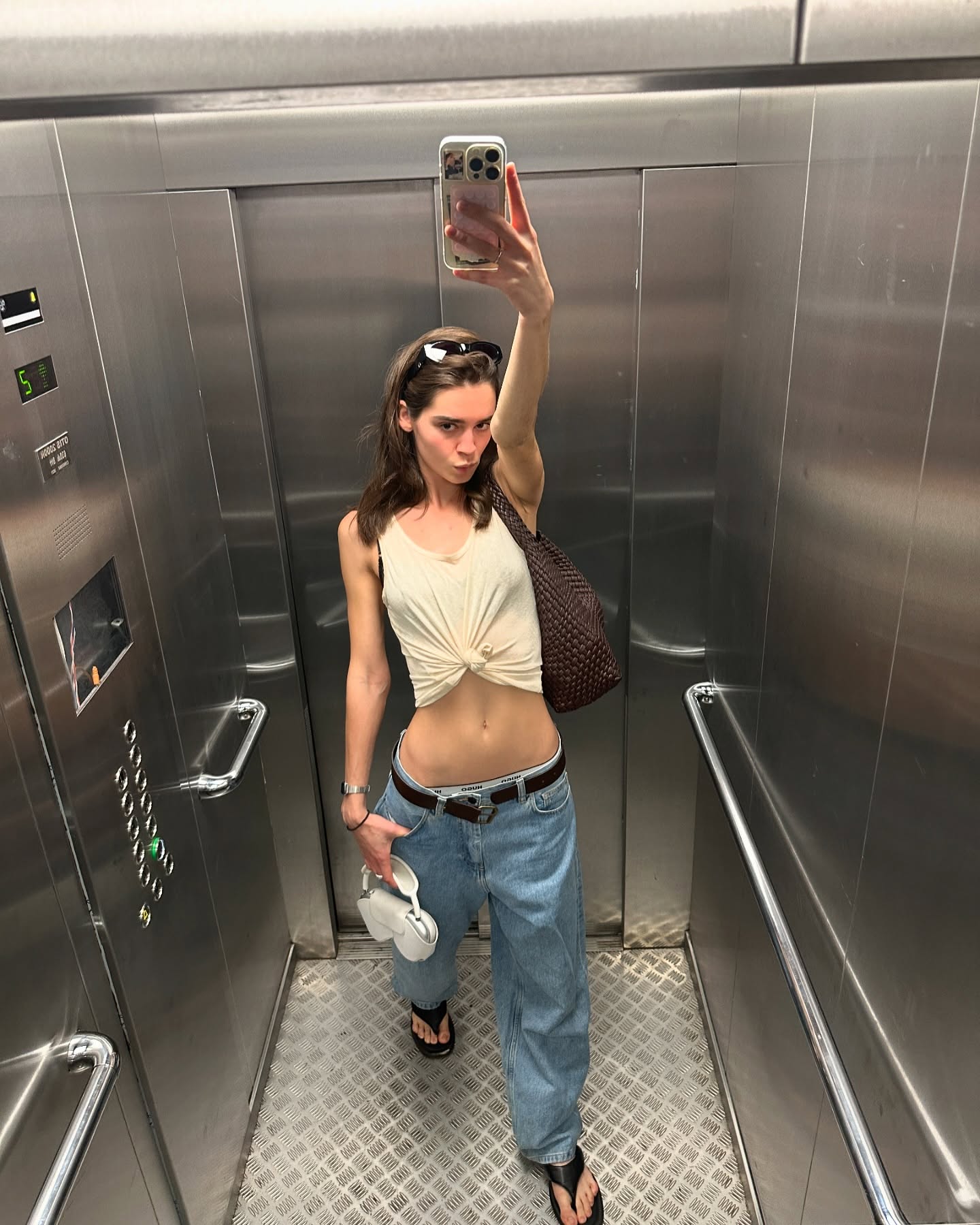 엘베샷으로 기록한 OOTD🪞
기분이 안 좋을 땐 이 포즈를 따라해보세요.💖 이미지