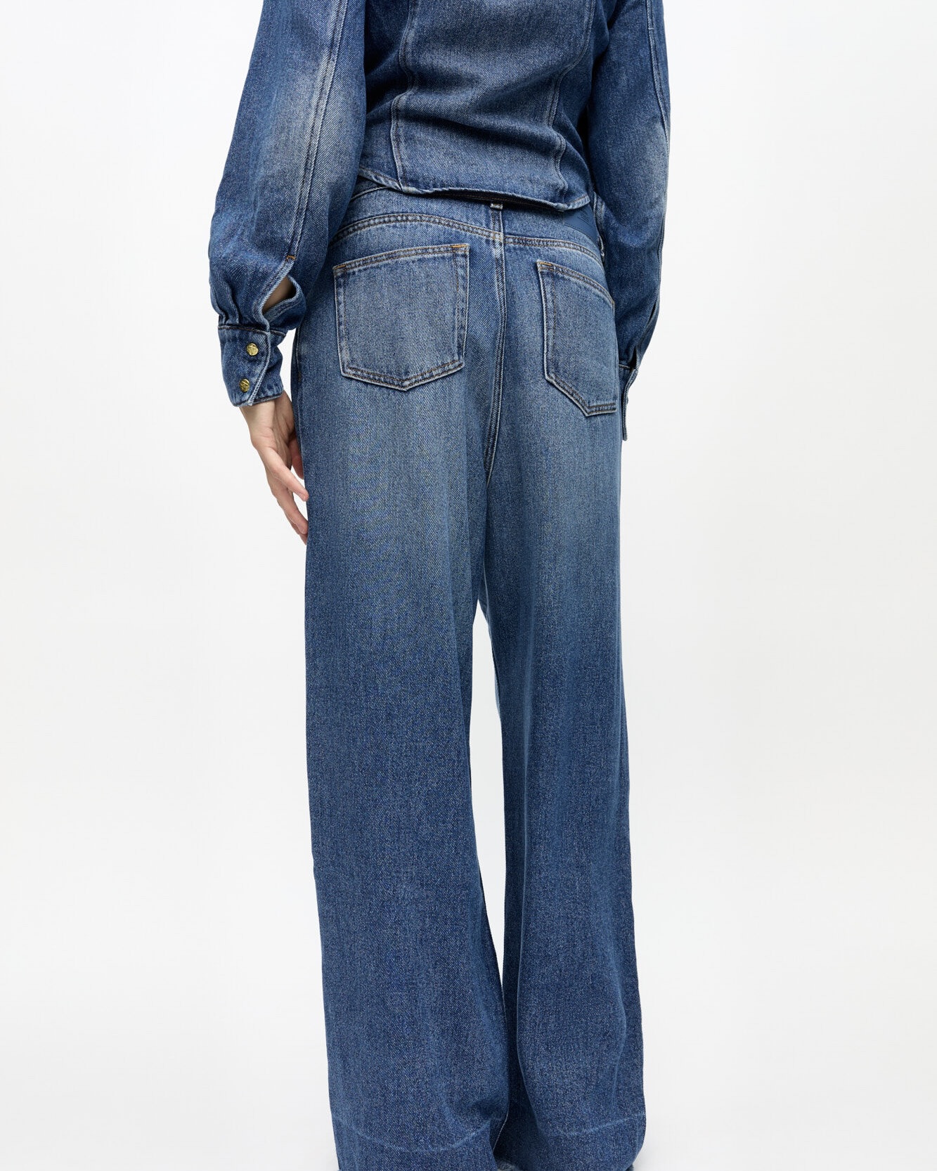 라스 속 한지은의 청청 코디💙👖
동안미모로 반응 좋은 한지은이 픽한 라스 속 코디 제품은?

1. 가니, 라이트 데님 코사지 셔츠, 56만 8천 원
2. 가니, 블루 플리츠 진, 48만 5천 원
3. 럭키슈에뜨, 레이어링 슬리브리스 티셔츠, 멜란지 그레이, 3만 9천 원 이미지4