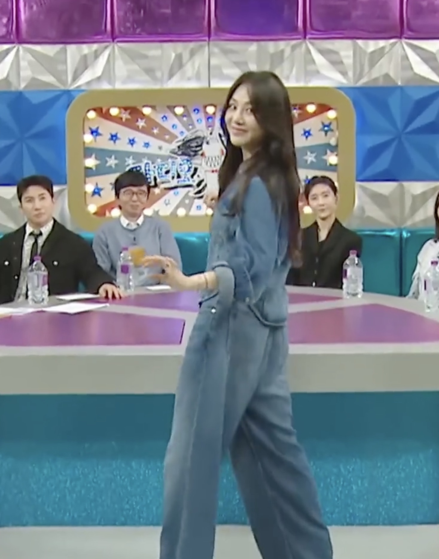 라스 속 한지은의 청청 코디💙👖 동안미모로 반응 좋은 한지은이 픽한 라스 속 코디 제품은?  1. 가니, 라이트 데님 코사지 셔츠, 56만 8천 원 2. 가니, 블루 플리츠 진, 48만 5천 원 3. 럭키슈에뜨, 레이어링 슬리브리스 티셔츠, 멜란지 그레이, 3만 9천 원 이미지