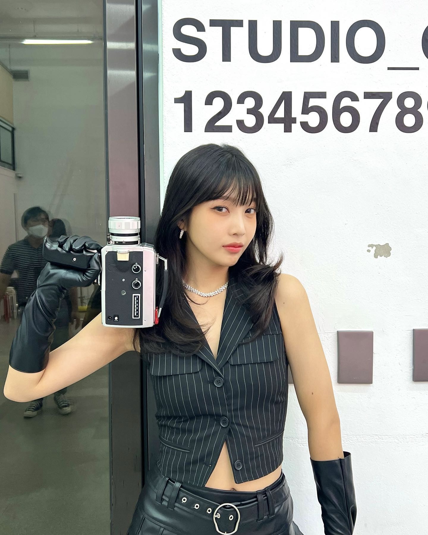 민소매 샀다가 후회 중?🤦🏻‍♀️👗
체형별 민소매 궁합표, 모르고 사면 손해에요⭐️

체형별 민소매 선택법 3가지를 소개합니다.

1. 좁은 어깨의 체형
얇은 스트랩의 홀터넥, 보트넥 민소매 혹은 튜브탑을 착용해 어깨를 시원하게 드러내어 몸이 가로로 확장되어 보이는 효과를 줍니다. 두꺼운 스트랩이나 상체의 길이가 강조되어 어깨가 더 좁아 보일 수 있는 민소매 크롭탑은 피해야 합니다.

2. 넓은 어깨의 체형
두꺼운 스트랩의 U넥이나 V넥의 민소매를 착용했을 때 어깨의 면적을 가려주어 가로로 이어지는 시선을 끊어줍니다. 반면, 홀터넥 스타일은 목 안쪽에 가까운 디자인으로 어깨를 더욱 부각시켜 피해야 합니다. 

3. 상체에 살이 많은 체형
탄탄하고 힘 있는 원단으로 만들어진 u넥, v넥, 스퀘어넥 민소매를 착용했을 때 바디 라인을 살려줍니다. 얇은 소재의 민소매를 착용했을 때 군살이 드러나고, 하이넥은 오히려 답답하고 체형을 부각시켜 피해야 합니다. 이미지9