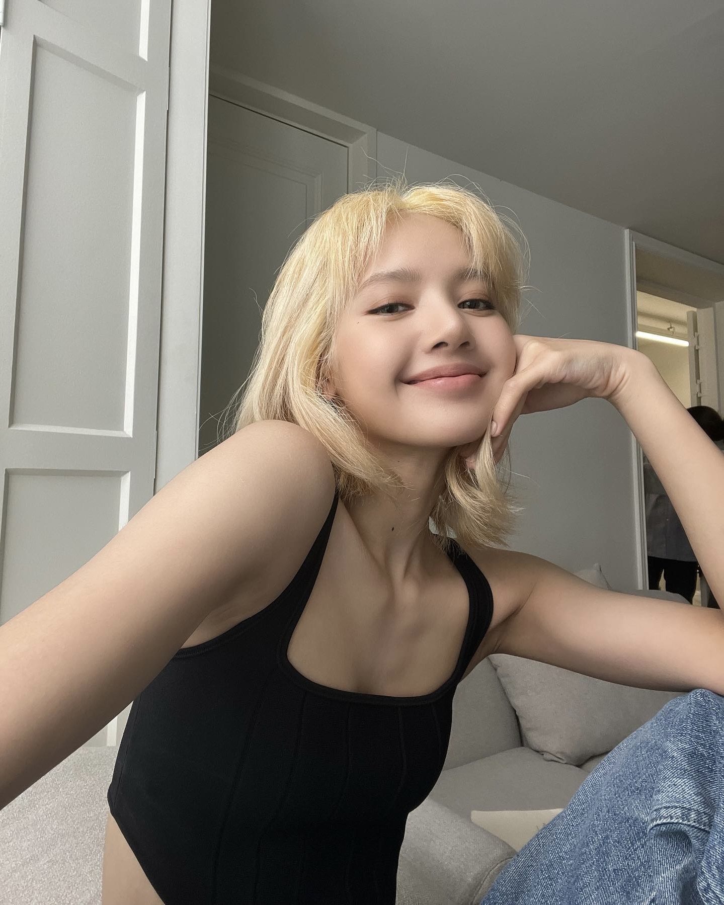 민소매 샀다가 후회 중?🤦🏻‍♀️👗
체형별 민소매 궁합표, 모르고 사면 손해에요⭐️

체형별 민소매 선택법 3가지를 소개합니다.

1. 좁은 어깨의 체형
얇은 스트랩의 홀터넥, 보트넥 민소매 혹은 튜브탑을 착용해 어깨를 시원하게 드러내어 몸이 가로로 확장되어 보이는 효과를 줍니다. 두꺼운 스트랩이나 상체의 길이가 강조되어 어깨가 더 좁아 보일 수 있는 민소매 크롭탑은 피해야 합니다.

2. 넓은 어깨의 체형
두꺼운 스트랩의 U넥이나 V넥의 민소매를 착용했을 때 어깨의 면적을 가려주어 가로로 이어지는 시선을 끊어줍니다. 반면, 홀터넥 스타일은 목 안쪽에 가까운 디자인으로 어깨를 더욱 부각시켜 피해야 합니다. 

3. 상체에 살이 많은 체형
탄탄하고 힘 있는 원단으로 만들어진 u넥, v넥, 스퀘어넥 민소매를 착용했을 때 바디 라인을 살려줍니다. 얇은 소재의 민소매를 착용했을 때 군살이 드러나고, 하이넥은 오히려 답답하고 체형을 부각시켜 피해야 합니다. 이미지4
